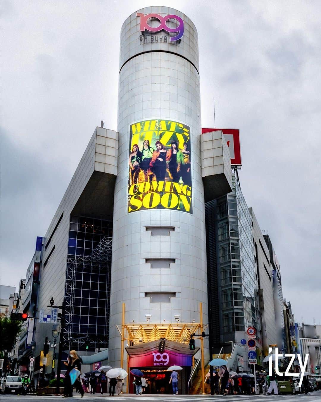 ITZYさんのインスタグラム写真 - (ITZYInstagram)「. ✨ITZY in SHIBUYA✨  ITZY JAPAN OFFICIAL SITE 📱https://www.itzyjapan.com/   ITZY The 1st Album 『CRAZY IN LOVE』  輸入盤 予約受付中!   WARNER MUSIC DIRECT ストア限定特典付き♪ 💿https://store.wmg.jp/shop/itzy   #ITZY #WHATzITZY #ITZY_JAPAN_DEBUT」9月3日 21時00分 - itzyofficial_jp