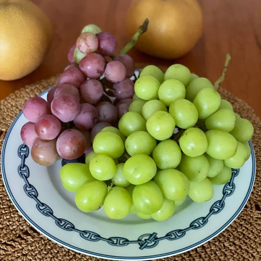 田中律子さんのインスタグラム写真 - (田中律子Instagram)「マンゴー🥭の季節が終わると、ぶどう🍇とナシ🍐秋のフルーツの出番🙌  マンゴーが1番好きだけど、ぶどう、梨、イチジク、秋のフルーツも大好き❤️  毎年ブロッコリー🥦や、イチジクを送ってくれる熱田農園の熱田さん @satosiatuta が作るイチジクの美味なこと❗️私はマンゴーを送り、熱田さんからは野菜が届く☺️物々交換をしてます❤️  早速届いたイチジクを、まずはそのままパクリ🤤うんまー🥰 そして、手で割いて、モッツァレラチーズと生ハムとオリーブオイルたっぷりかけていただきます🤤これまたうんまーーー💛はぁー、幸せ💛食欲の秋です☺️  #秋のフルーツ  #シャインマスカット  #熱田農園  #surfandfarm  #イチジク  #物々交換」9月3日 13時21分 - ri2kotanaka