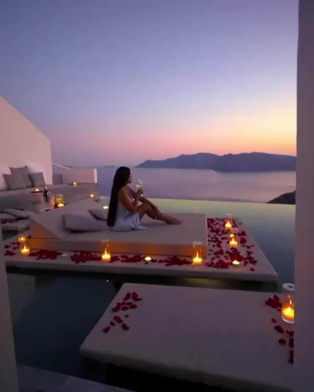 Crazy Roomsのインスタグラム：「Romantic setup in Santorini, Greece ✨  TAG someone you'd enjoy these views with ❤️ Video by: @missangievilla  Music by: Alina Baraz」