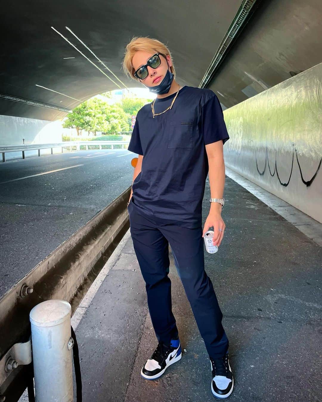 荒木駿平のインスタグラム：「初秋の候🍁  ひと雨ごとに和らぐ暑さ、夏から秋へのバトンタッチをする九月を迎え今日も実り多き秋を迎えられる様澄み切った心で過ごしていきたい所存でございます。  #なんつってー  #先生お願いしまーす🖋  #こんな小さいジュース持ってキメてる人どこにおるん #ここにいた #この日は幸多き日でした #頭の切り替えに1日だけ頂いて  #明日からスイッチ入れて頑張ります」