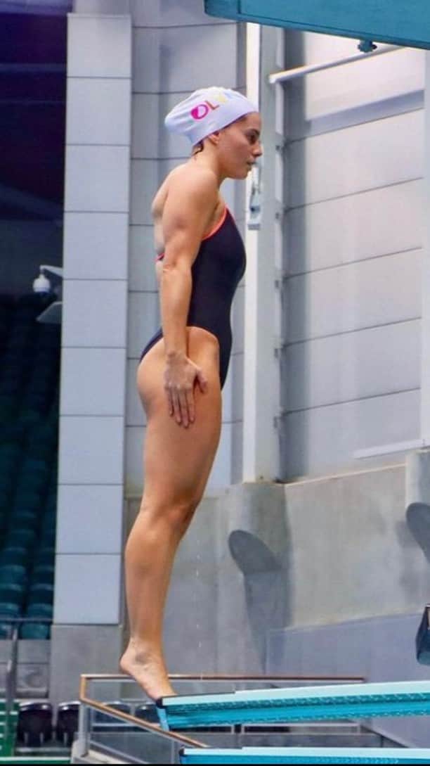 JOLYN Swimwearのインスタグラム：「In episode 6 of our VULNERABILI-TEA series with Liz & Haz, we hear from 3x Olympic diver and JOLYN girl Anabelle Smith. Belle gets vulnerable and shares some of her toughest experiences as an elite athlete dealing with judgement and criticism from others and how she's learned to overcome worrying about what people think of her. Sit down with ya cuppa and tune in to hear from this absolutely incredible chick! These are some words of wisdom we could all use. 🙌💙 @anabellesmith @beingbelle_ @harrietbrown @lizziewelborn // #jolynaustralia」