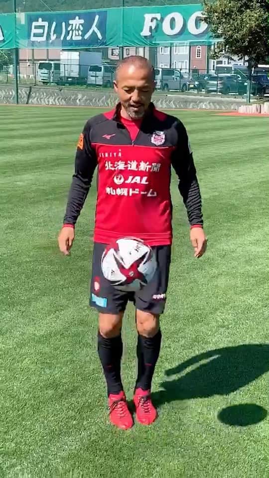 のインスタグラム：「スローモーションで見るとなんか面白い🤣  #サッカー  #楽しむ  #リフティング  #スローモーション  #asics」