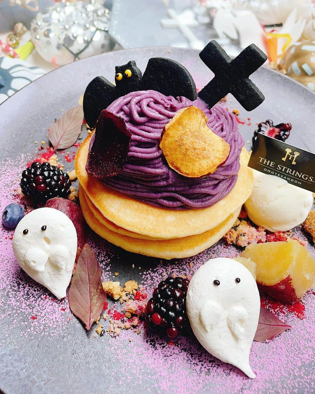 里井真由美さんのインスタグラム写真 - (里井真由美Instagram)「本日 9/3から〜👻  パープル ハロウィン パンケーキ💜🖤  「ザ ストリングス 表参道」で期間限定で登場でございます〜 @stringsomotesandoh   かわゆす〜😆💜👻🖤💜！  沖縄県産の紫芋が ぐるぐる〜🍠 まるで ハロウィンモンブラン💜  →2枚め動画) 前からも後ろからも上からも可愛い💜🖤笑😂  周りの 👻←みたいなメレンゲも、 コウモリやクロスのデザインもめちゃくちゃ かわいいです。  しかもー💜🖤‼︎ おいしくヘルシーな仕上がりなんです  → 入刀したら 生地がもっちもち〜  そのパンケーキ生地には、豆腐と和三盆が入っていて、クリームの中には求肥で包んだ和三盆クリームと黒蜜🖤🖤🖤  食物繊維も豊富な沖縄県産の紫芋クリームたーっぷり💜 黄色のさつまいももおいしいし、見た目より 和風味な仕上がりで食べやすいです💜🖤👻  ザ ストリングス表参道さんの1階テラス席も気持ち良いですし、店内のゴージャス感で頂くのも良き💜🖤   ハロウィン気分がアガリますよ〜 💜🖤👻🧙‍♀️🦹‍♀️⤴️  。。。  今日から始まった パープルアフタヌーンティーも頂いてきたので またご紹介しますね。 初日にお招き感謝でございます💜🖤  。。。  🔻ご予約など🔻 https://www.strings-hotel.jp/omotesando/restaurant/zelkova/info/zelkova-aft-halloween.html  。。。。  ●2021年9月3日(金)～11月2日(火) ●ザ ストリングス 表参道1F カフェ＆ダイニング ゼルコヴァ(Cafe & Dining ZelkovA) ●東京都港区北青山3-6-8 ●提供時間：11:30～19:00  。。。  雨が続いてますが、 気分は晴れ晴れ〜 午後も頑張りましょ〜☺️  。。。  #ザストリングス表参道#ゼルコヴァ#ハロウィン#表参道#表参道スイーツ#パンケーキ#ハロウィン#montblanc #モンブランの世界#モンブラン#栗#栗スイーツ#和栗#sweets#スイーツ#cake#里井真由美 #フードジャーナリスト里井真由美#断面モンブラン#蛋糕#断面フェチ#栗子蛋糕#さといいね #ありが糖運動#japan#japanese」9月3日 14時43分 - mayumi.satoi