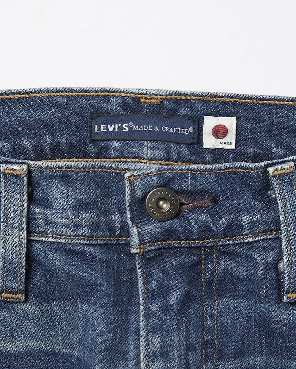 men'sFUDGE さんのインスタグラム写真 - (men'sFUDGE Instagram)「▶︎Daily Life with "Levi's® Made & Crafted®" Made in Japan MIJ Series  《リーバイス® メイド＆クラフテッド®》と過ごす日常。 ・ ・ いつもクローゼットに入っていて、気がつけば何気なく穿いている。そんな、ベーシックをこよなく愛する僕らの大定番、デニムパンツ。カジュアルスタイルを象徴するアイテムとだけあって、世の中には数え切れないほどたくさんの数が溢れているけれど、ここらで原点回帰。デニムパンツのオリジンである《リーバイス®》の魅力を今一度、紐解いてみませんか？ というのがここでの趣旨。てなわけで今回フォーカスするのは、2019年より《リーバイス® メイド＆クラフテッド®》のラインナップに新たに加わったジャパンメイドプロダクト「MADE IN JAPAN」。日本老舗のカイハラデニムを使用し、すべての製作工程を日本国内で行う本作は、まさにプレミアム。そんなこだわりがたっぷり詰め込まれたデニムパンツを、メンズ・ファッジの目線で解釈したモダンな着こなし方でご紹介します。 ・ ・ @levis_japan  ・ #levis #levismij #リーバイス #pr #denim #デニム #madeinjapan #mensfudge #メンズファッション」9月3日 15時51分 - mensfudge