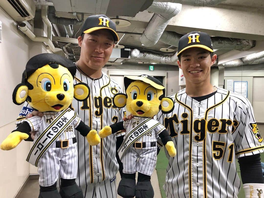 のインスタグラム：「今日のヒーロー‼︎ 同点のタイムリーツーベースを放った大山選手とライトへのタイムリースリーベースで勝ち越しを決めた中野選手です✨✨  #中野拓夢 選手 #大山悠輔 選手　#猛打賞 ‼︎ #ナイスバッティング ︎#阪神タイガース #挑超頂」