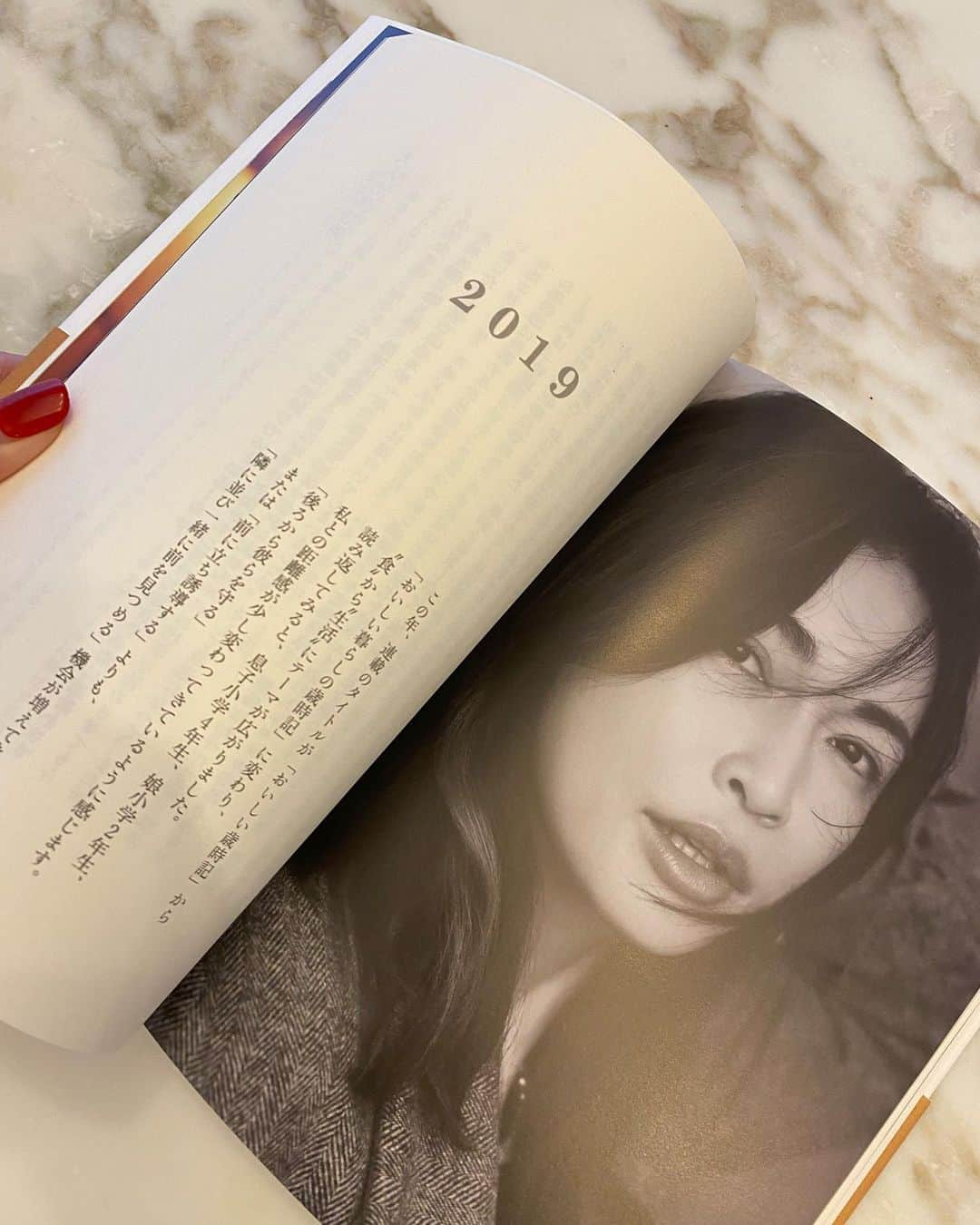 長谷川京子さんのインスタグラム写真 - (長谷川京子Instagram)「本日9/3にわたしが雑誌LEEで2014年から書かせてもらっていたエッセイが、単行本になり、発売となりました。 "食"を通して思い出す幼少時代や旅の話、子育てを通して起きたドラマを、お喋りしている感覚で書かせてもらっています。  手に取って、読んで頂けると嬉しいです😊  #magazinelee#LEEweb#おいしい記録」9月3日 15時55分 - kyoko.hasegawa.722