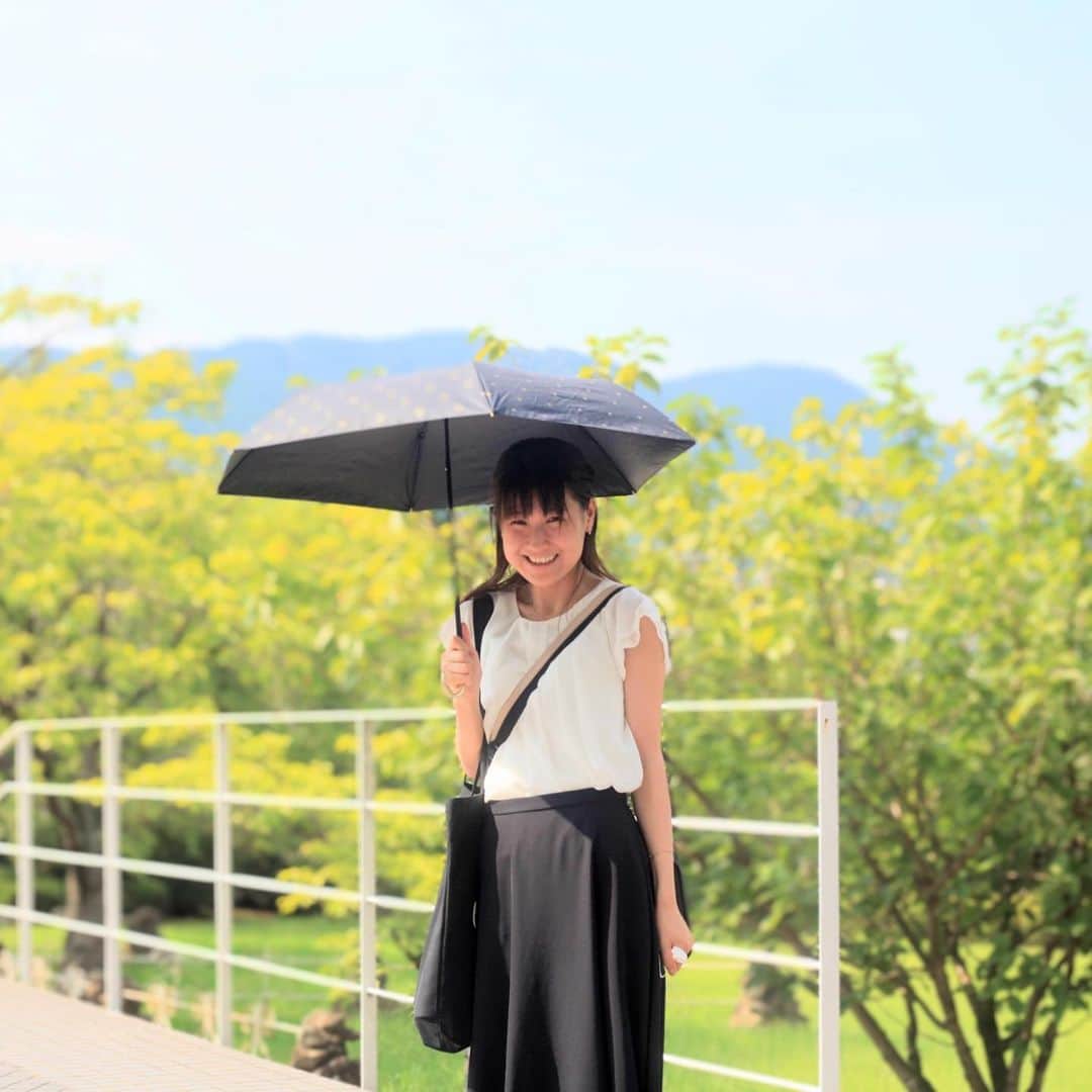 福岡女子短期大学さんのインスタグラム写真 - (福岡女子短期大学Instagram)「こんにちは、福岡女子短期大学です🎀 前期(4月〜8月)を振り返るシリーズです。 . 今年の夏は暑かったですね❓天気の良い日は日傘をさしてキャンパスを歩く福女短生を多く見かけました⛱ . 今回のお写真はキャンパスにて音楽科の学生さんに協力いただきました。撮影の時だけマスクを外していただきました。 . 福岡女子短期大学音楽科では、入学志願者（高校生1年生以上・社会人）を対象に実力養成と受験準備のため、毎年講習会を開催しています。2021年度は9月26日(日)開催します。 . 申込み締め切りについて、ピアノ・声楽・電子オルガン・クラリネットは、9月22日（水）17時まで、上記以外の楽器は9月14日（火）17時までとなっています。詳細はプロフィールのリンクから本学ホームページの新着情報をご覧ください。 . #福岡の短大　#スナップ写真　#福岡女子短期大学　#短大生の日常　#写真の奏でる私の世界　#しか勝たん」9月3日 16時12分 - fukuoka_wjc