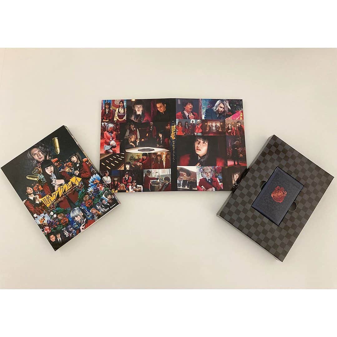 TBS「賭ケグルイ」のインスタグラム：「『映画 賭ケグルイ 絶体絶命ロシアンルーレット』 Blu-ray/DVDの商品見本が 出来上がってきました‼️   左から ・スリーブケース ・デジパック 展開 （ディスク2枚を収納） ・特製トランプ    さらに、ポスター（2種）と台本付きの GAGA★ONLINE STORE限定 プレミアム・エディションも ご予約受付中‼️ 10/5(火)まで7%OFF+送料無料❗️ @gaga_online_store   #賭ケグルイ  #賭ケグルイ絶体絶命ロシアンルーレット  #ギャガオンラインストア」
