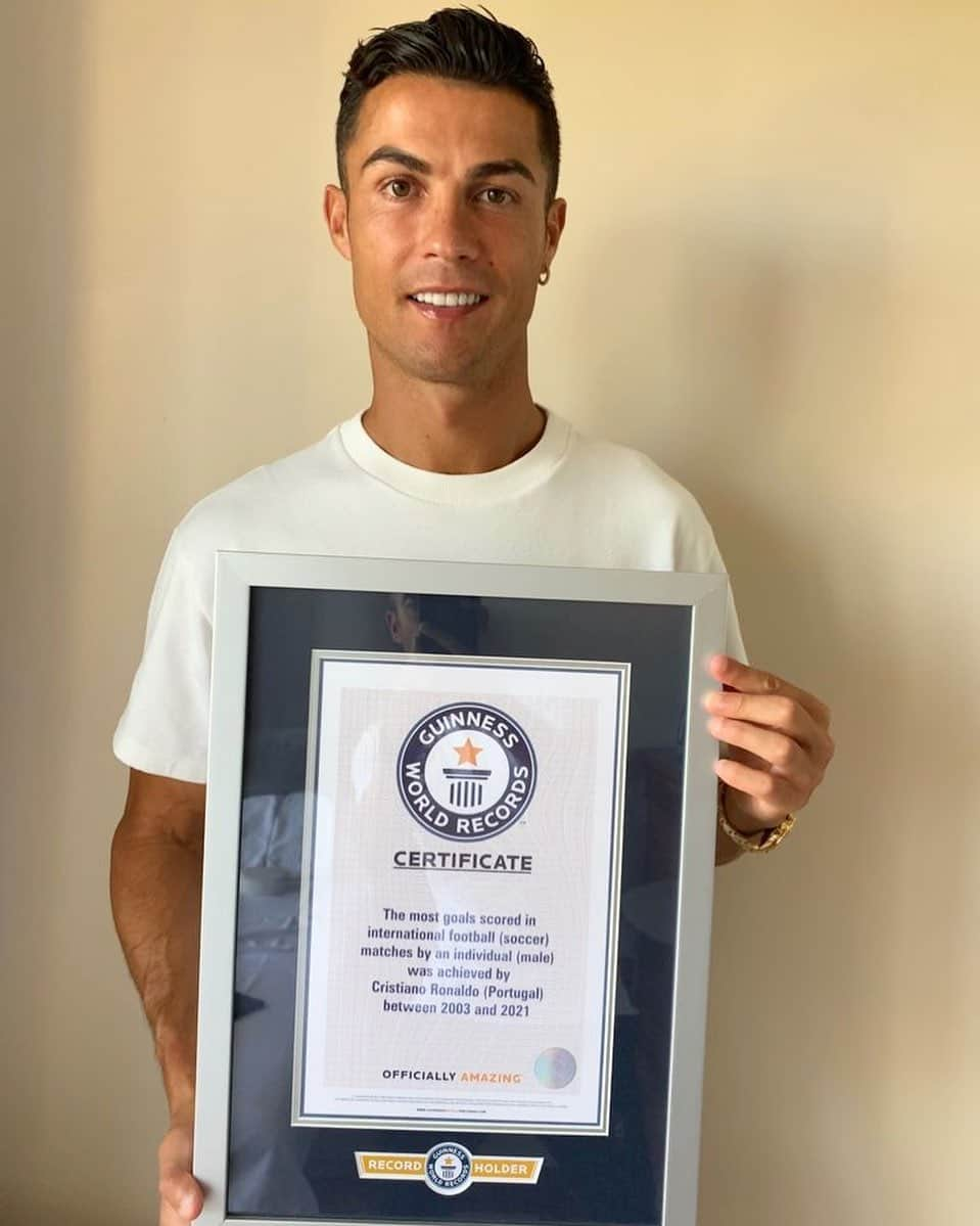 クリスティアーノ・ロナウドさんのインスタグラム写真 - (クリスティアーノ・ロナウドInstagram)「Thank you to the Guiness World Records. Always good to be recognized as a world record breaker. Let’s keep trying to set the numbers even higher!💪🏽」9月3日 17時05分 - cristiano