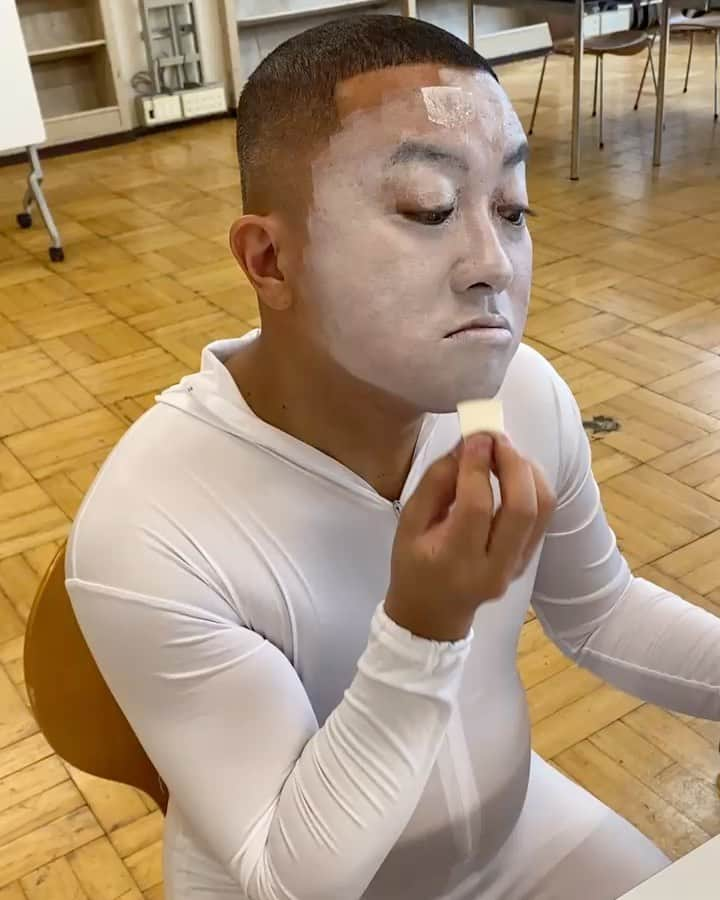 井元英志のインスタグラム：「チョコプラがまたYouTube出してくました！本当に可愛い後輩です😭 抱きしめてぇ〜🥺  ピクトグダグダム👯‍♂️ 〜インポッシブル 編〜  あとピクトグダグダム初お披露目の舞台裏に密着しました。 マジで歌舞伎ぐらい厳しい世界です。 #チョコプラ #チョコレートプラネットチャンネル #ピクトグダグダム #初お披露目 #歌舞伎の世界ぐらい厳しい #松尾 #駿 #長田 #庄平 #インポッシブル  #ひるちゃん #えいじ #ハグゥ〜☺️」