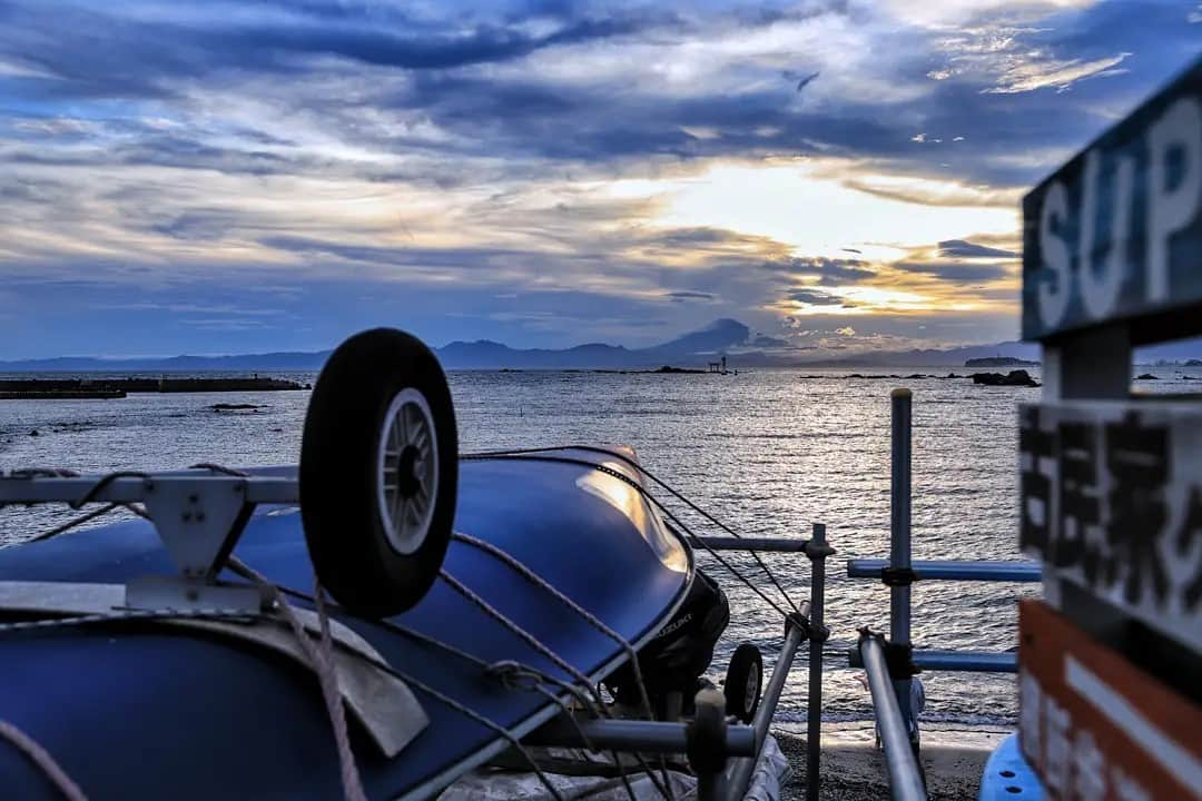 葉山町さんのインスタグラム写真 - (葉山町Instagram)「- 雲の向こうはいつも青空！  #葉山歩き #葉山 #hayama #真名瀬 からの #カコソラ を紹介 #sunset #mtfuji #japantrip #緊急事態宣言 で #外出自粛 の今は #リモートトリップ でお楽しみください #お天気 になったらリールでの発信始めるよ～！ #見たい景色 があればコメントしてねっ #今日もおつかれさまでした」9月3日 18時19分 - hayama_official