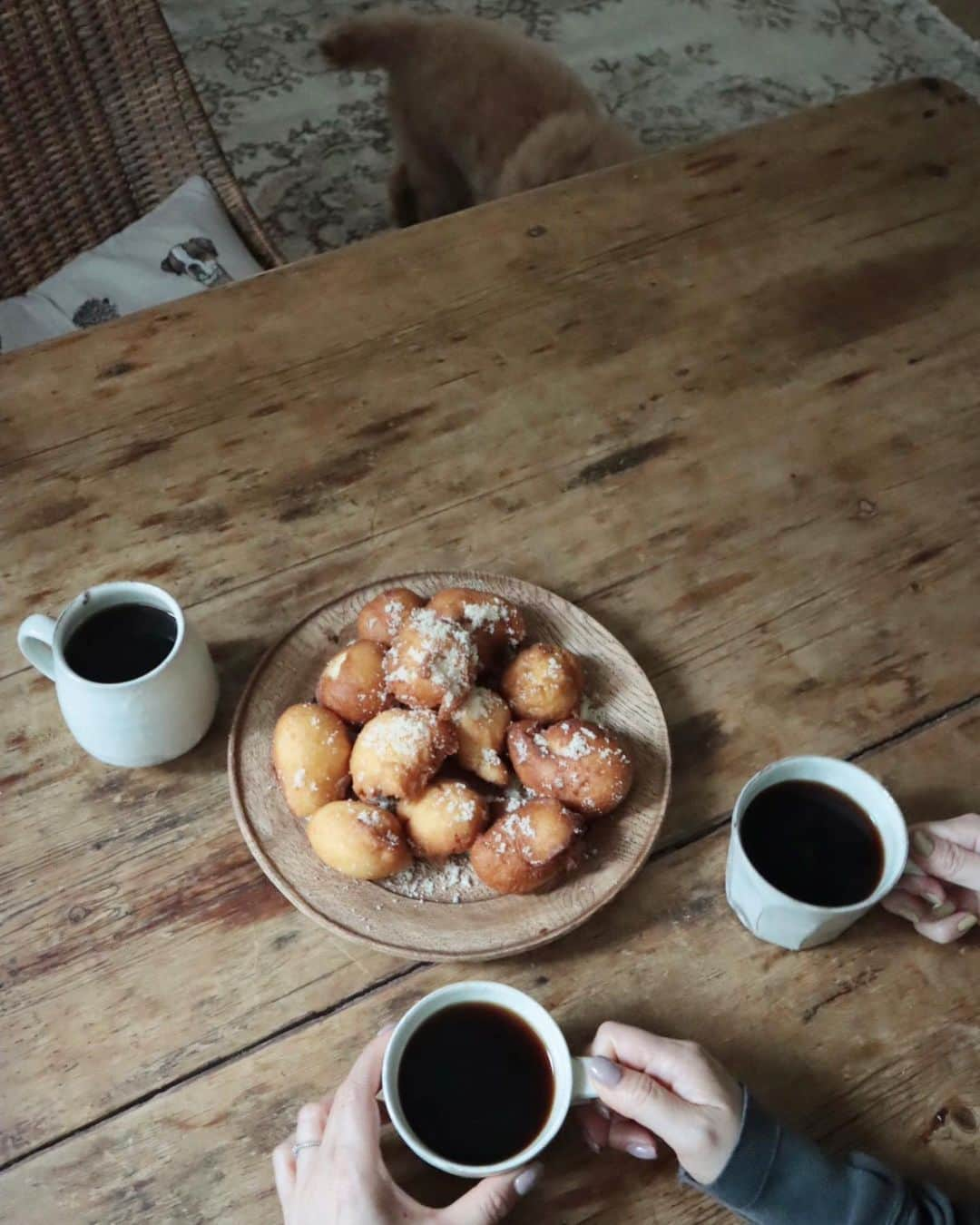 masakiさんのインスタグラム写真 - (masakiInstagram)「デザインチーム今日のおやつ🍩 糖分が必要な時間になりましたが、 よく考えたらこの一週間スーパーに行ってない！何もない！ ここのところ、いただきもので満たされた一週間。 普段毎日のように仕事帰りにスーパーに寄り道するマサコ。 もはや趣味w ついに限界がやってまいりました。 甘いもの食べたくて、何にもなくて、 ホットケーキミックスでドーナツ揚げてみましたよ。 コーヒーと見た目揚げ芋ドーナツ。 きび糖じゃりじゃり、おいひいですー♡」9月3日 18時25分 - mogurapicassowols