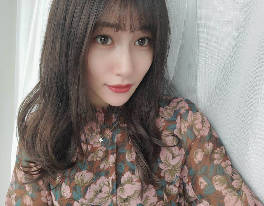 江藤彩也香のインスタグラム：「髪色暗くなってショコラブラウンになりましたよっと🍫  今日は雨で尚更寒いね🥶  でもそんな中、漫画ONE PIECEの最新刊100巻🎉を読んで激アツです。アツすぎる🥵  そして明日はイベントです❣️ Twitterに飛んでくれたら詳細見れます！お待ちしてます🐤 https://passmarket.yahoo.co.jp/event/show/detail/02k3339tmtu11.html」