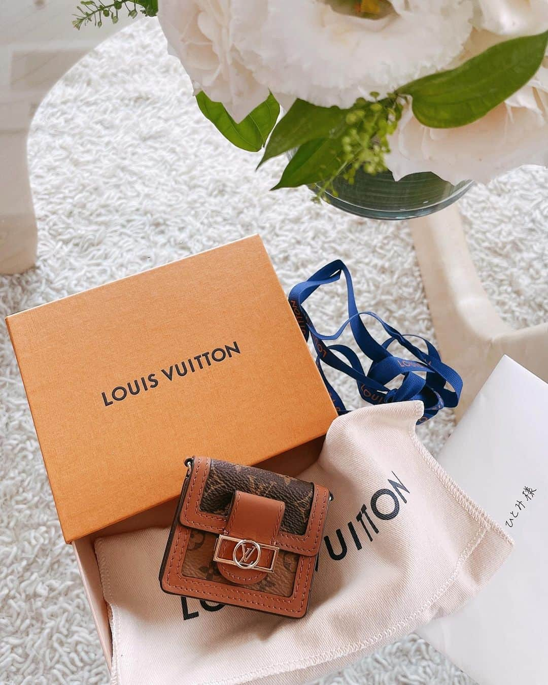 加治ひとみさんのインスタグラム写真 - (加治ひとみInstagram)「🎁💐𝐓𝐡𝐚𝐧𝐤𝐬 𝐟𝐨𝐫 @louisvuitton 💐💐✨🎁  Airpods proケース🎧🤍 コロンとして可愛い🥰💕🤤💗  🤍🤍 #louisvuitton #airpodsケース」9月3日 18時51分 - kaji_26