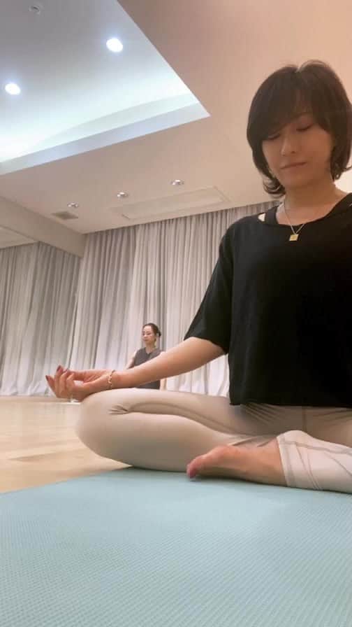 風間ゆみえのインスタグラム：「SALON_Yでは、HANAE先生に毎月アレンジしていただくオリジナルメソッド「季節を巡るきれいになるヨガ」を毎朝少しだけ、身体を目覚めさせる10分のヨガを取り入れることをおすすめしています。  たった10分ではそれほど身体に効果的な影響がないのでは？  と思われる方もいるかもしれません  しかしながら、その季節に合わせた必要な動作を毎朝行うことで、気血の巡りを良くするのはもちろん、朝、身体を動かすことは消化器の働きを高め、栄養の消化吸収を良くするとう大切な作用があります。 良いもの食べているのに肌荒れが治らない、なんだか体調も優れないなど、そういった不調のひとつは、消化と吸収が上手くできていないということが多いのです。  朝のたった10分のヨガは、内臓を起こして働きやすい状態にしてくれます。  さらに1日の代謝も良くなり、良いこと尽くめなのでせび毎日のルーティーンに加えて下さいね！  配信して1年、メンバーの皆さん、毎日続けています‼︎ という方も多くて嬉しい限り。そしてみんな明るくて前向き‼︎ やはり、気を巡らせれば血の流れも良くなり、消化器の働きが良くなるということは、身体の中心が整うということで、皆さん輝いてくるのですね^_^  そして、2年目を迎えて本日は、心地良いこの季節にさらに身体を動かして"運"も動かして行きましょう‼︎ ということで、オンラインにて1時間たっぷり皆さんと頑張りましたね‼︎  私も久しぶりにとても気持ち良かったです^_^ なんだろう、達成感…ありますよね。 やって良かった‼︎ 乗り越えて良かった‼︎その気持ちが明日のエネルギーを作っで行きますから、本日は皆さんとオンライン上ではありますが、良い時間を共有できて、かなり気が上がりました ‼︎   そしてもうひとつ、 HANAE先生の言葉が本当に良いのです。身体を動きからどう変わっていくかなど、動作の意味なども、そのつど丁寧に教えてくれるのでイメージもしやすく効く感じがダイレクトに伝わってくるのでやりたいと思わせてくれる。HANAE先生いつもありがとうございます‼︎  メンバーの皆さん、2ndメソッド 「静と動のコンディショニングヨガ」 週1〜2回くらい出来ると良いですね‼︎  特にデスクワークの方、肩こり頭痛に悩まされて方も‼︎   体調の変化などあったら共有よろしくお願いしますね😉✨✨  @salon_y.official  @hanaetc   メンバー以外の皆様にも、 SALON_Yでの活動、温度感をお伝えしたくて、スタートからしばしInstagram Liveでお届けしようと思っていましたが、充電がなくなってしまい、私の落ち着かない呼吸だけになってしまって失礼いたしました😅 また次回はフル充電で！ しますね🙇‍♀️😉」