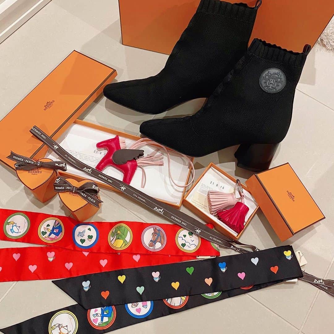 紗蘭のインスタグラム：「秋に向けてショートブーツを買いました👢💕 ソックスブーツ歩きやすすぎてビックリ！😳✨ 早くたくさん履きたいな☺️ あと！！😳嬉しい！！！💕💕💕 ペガサスチャームにたまたま出会えたの🐴💕 この配色見たことなくて、少し前に買ってたキーチャームと色合いが全く一緒でピンク好きからしたらたまらん💘即決💖 ツイリーも新作のレア物でHERMES TEA TIME☕️💕 2色とも大人気で、担当さんがさらのために予約してくれてました😍💪🏻 ツイリーとかチャームとか集めがち💦w 全部同じ日に買ってないけど、たまたま開けずに溜まってたので一緒に撮ってみた📸 #買って満足して開けないパターン #いつも玄関に購入品溜まってる」