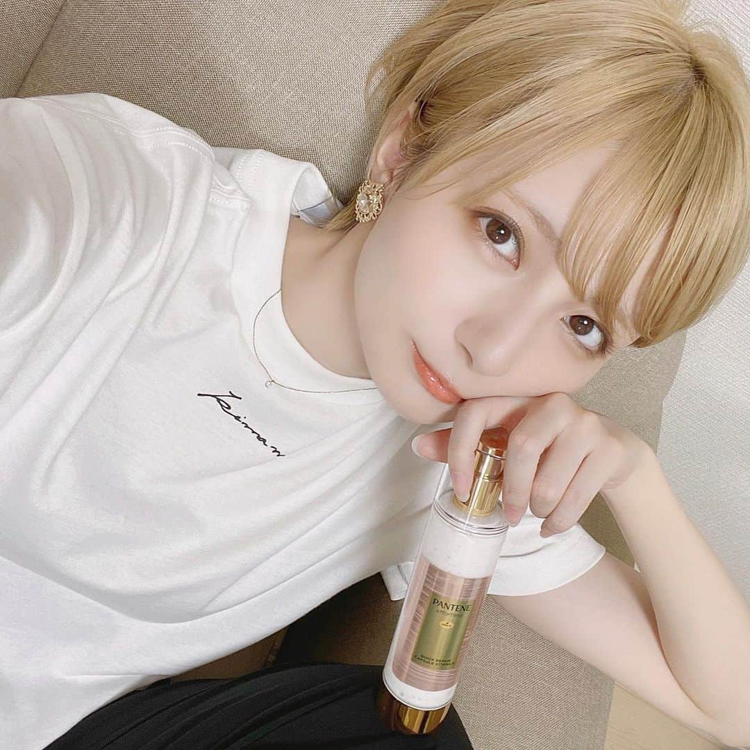 こばしり。さんのインスタグラム写真 - (こばしり。Instagram)「ハイトーンにしてからTシャツコーデにハマってる🕊(この日もTシャツ)  みんなって朝の寝癖凄いタイプ？ うち寝癖が本当に毎朝凄くて、特に襟足や後頭部、あと前髪が酷いんだけど(ほぼ全体) ちょっと濡らしただけでは直らないから朝シャワーに入るようにしてるんだ🐻‍❄️  でも朝シャンだと2時間前には起きないといけなくて、どうしてもギリギリまで寝ていたいから、 最近パンテーンから新しく出た寝癖がつかなくなる新パンテーンエフォートレスシリーズの 「コンプリートナイト リペアー」のシャンプーとトリートメント使ってる🤲🏻💭  3枚目の動画で使ってる、おなじみの洗い流さないトリートメントも一緒に 夜ライン使いするとさらに寝癖がつきにくくなるっていう...待ってましたな商品なの...👏🏻 1枚目の画像が前日の夜に「コンプリートナイト リペアー」をライン使いして翌日に軽くアイロンとヘアオイルで整えたヘア！ シャワー入らないでこのくらい整ってるのが本当に革命レベルですごい... 2枚目はいつもの朝🌤(爆発してる)  香りもピーチやスズランでみずみずしいフルーティ&フローラルで凄く良い香りでずっと香ってたくなる🍑  #もしも寝ぐせがなくなったら どんな事したい？ #寝ぐせのない生活 でうちは寝るか、ちょっと早く家出て散歩するか、優雅に紅茶とか飲みたい.o0  今度使ってるところもYouTubeにアップするから良かったら見てね！  #パンテーンフォートレス #パンテーン #pr」9月3日 19時18分 - lovetomato_24