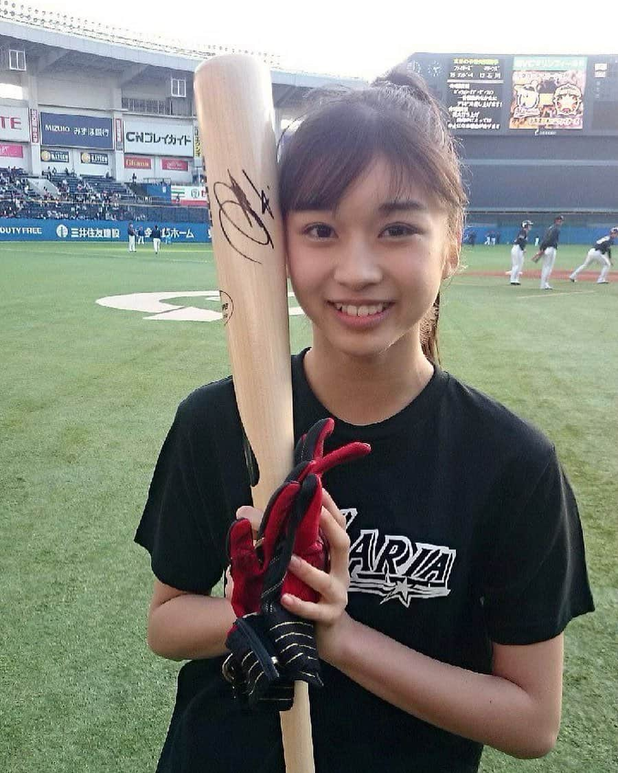 牧野真莉愛さんのインスタグラム写真 - (牧野真莉愛Instagram)「♡ ♡ 9月3日は･･･ ホームラン記念日⚾️💕 🐰 本日発売です❣️❣️❣️ ✨『週刊プレイボーイNo.38』✨ 野球ファン、レジェンドOBらが選ぶ “プロ野球伝説の神ホームラン、史上最高の一発” ↑ まりあが選んだホームランぜひみてね❤ 🐰 あなたが選ぶホームラン、教えてちょチョコレートにしてやるーっ🍫❣️ ♡ ♡  #集英社 さん #週刊プレイボーイ #モーニング娘21 #morningmusume21 #牧野真莉愛」9月3日 19時18分 - maria_makino.official