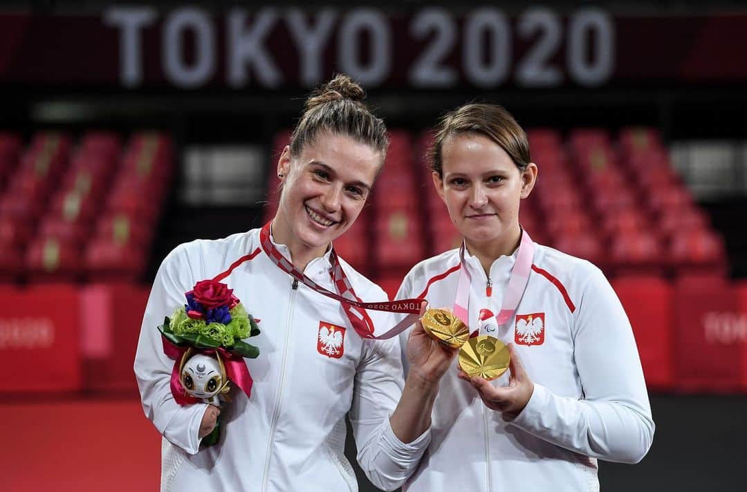 Karolina pekのインスタグラム：「Tytuł obroniony 💪🏻🥇Złoto w turnieju drużynowym 🇵🇱🏓 @polskikomitetparaolimpijski #tokyo2020 #paralympicgames #teampoland #goldteam #kibicujemyparaolimpijczykom」