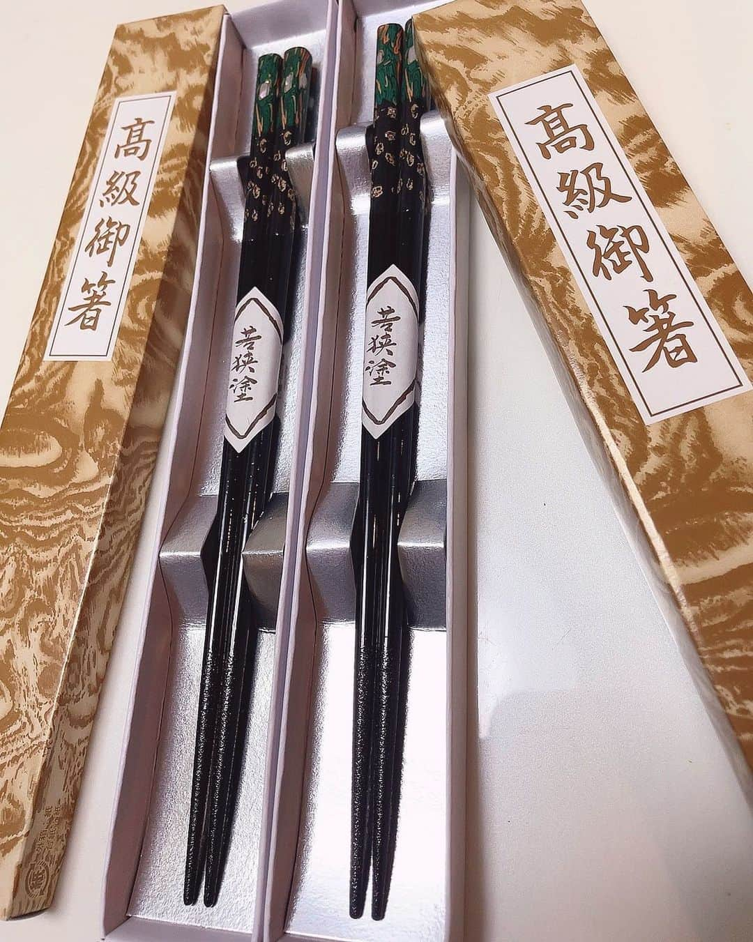 吉山りささんのインスタグラム写真 - (吉山りさInstagram)「🥢  コロナで撮影がリスケになったからと  担当して下さっている代表から  高級お箸が送られてきました🥺💕  こういうケアをすぐ出来る方って流石だし感動しました🥰  これからも ずーっと繋がっていたい方の一人になりました🙇🏻‍♀️🎬  早速使わせて頂いてます☺️   #若狭塗箸 #若狭塗 #福井 #福井県  #箸  #日本の伝統  #伝統  #Japan #日本の魅力    #吉山りさ #モデル #フリーモデル  #地方 #地方創生 #pr #観光   早く福井県行きたいなぁ🗾」9月3日 19時35分 - oreorerisa