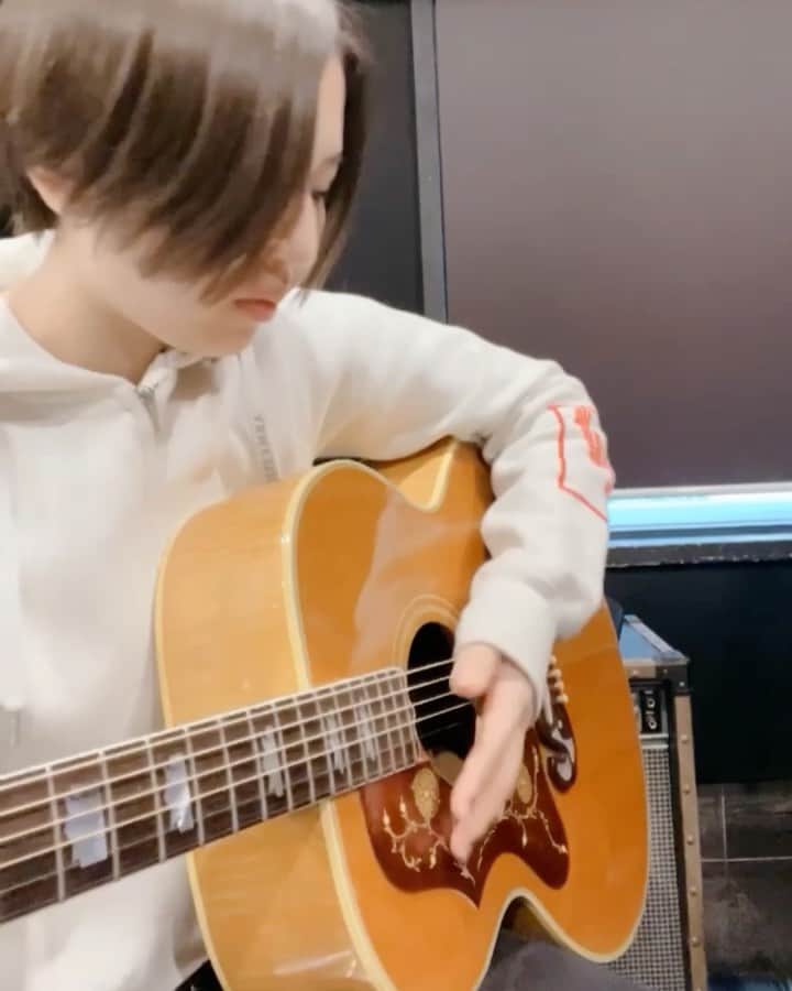 阿部真央のインスタグラム：「本日は歌自主練をしてました。 ‎声出しのYou Are My Sunshineです☀️  ‎皆さん平日5日間お疲れ様です☺️  ‎YouTubeライブまで ‎あと8日＼＼\\٩( 'ω' )و //／／  ‎⁦‪#阿部真央‬⁩」