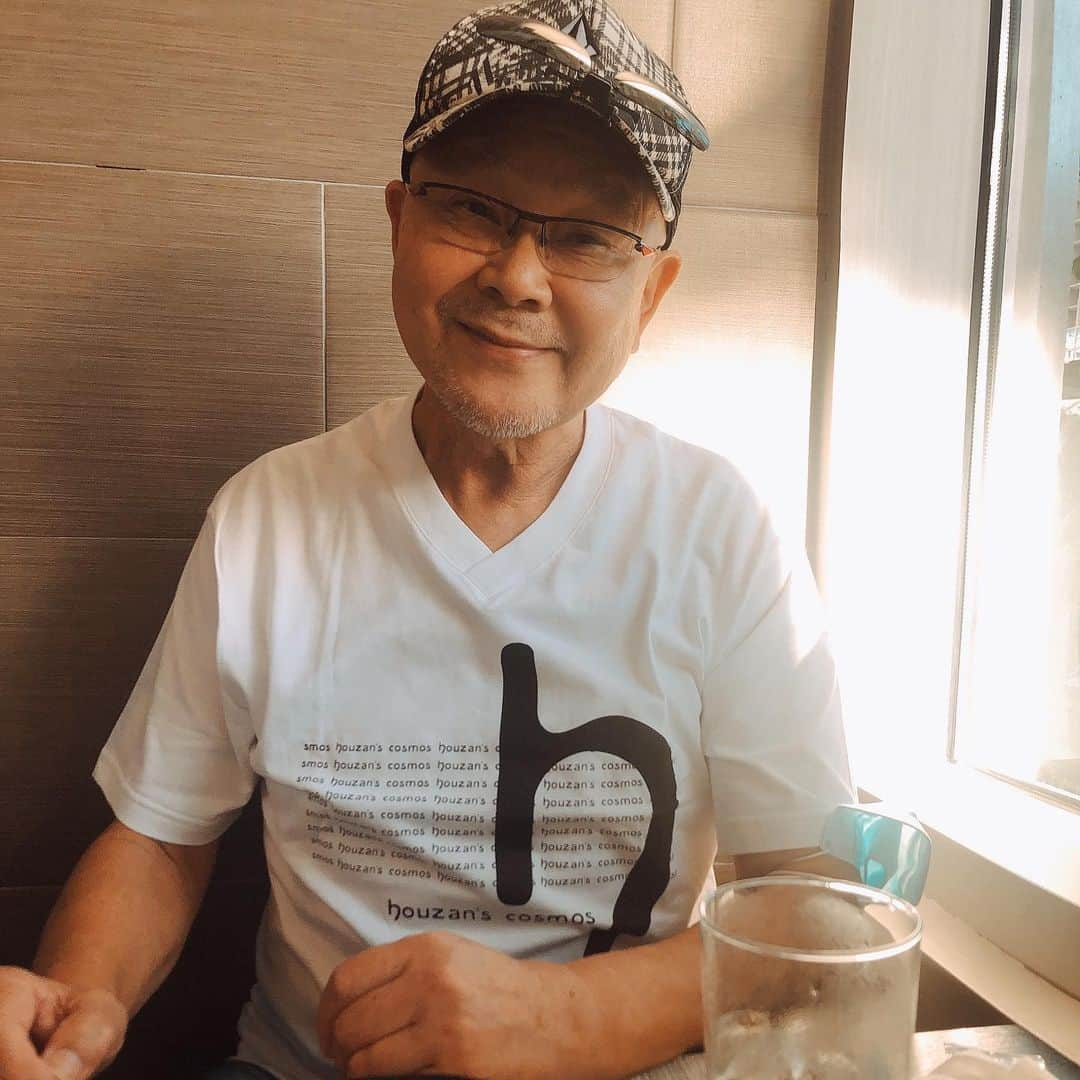 伊藤由奈のインスタグラム：「Back home in Hawai’i!🌴🌺☀️Happy, happy birthday Daddy!!😆💙so good to see Mom & Dad, it’s been a minute!🥰💗Thank you @akira.j.restaurant for the yummy Japanese food and aloha!!😍🤙」