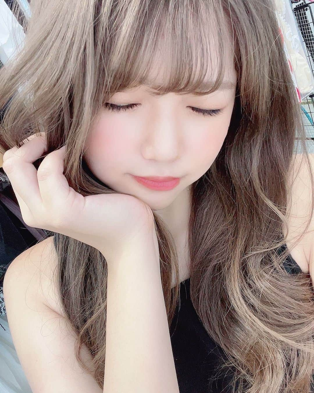 月愛きららさんのインスタグラム写真 - (月愛きららInstagram)「ʚ(⑅� ' ꒳​ ' )ɞ  髪色可愛すぎるくない？ 明日は水着撮影会がんばるう！ 応援メッセージください😋  おやすみぃ  #謎写真 #月愛きらら #大人になった」9月3日 21時35分 - kiraten___