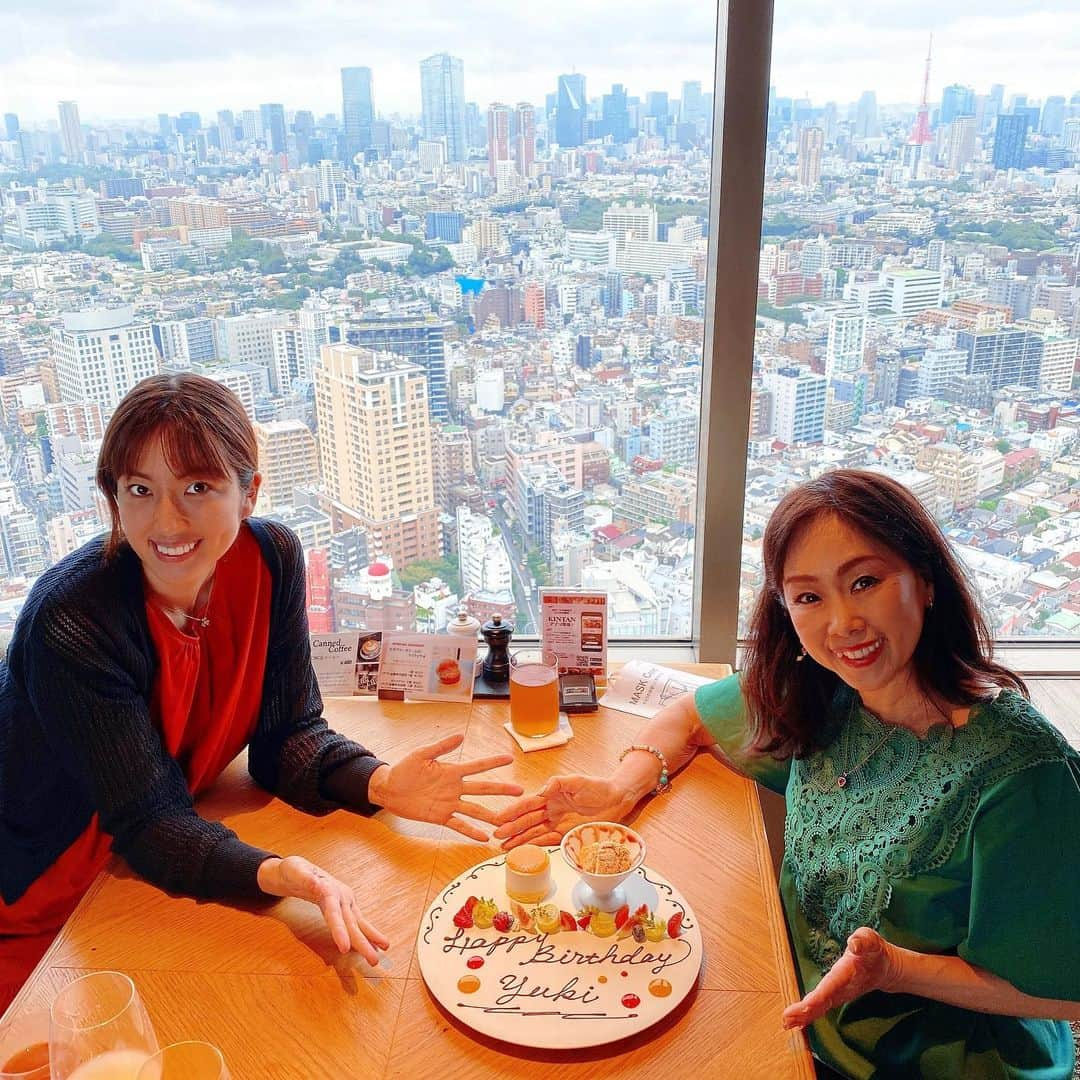 庄司ゆうこさんのインスタグラム写真 - (庄司ゆうこInstagram)「今日9月3日はママの誕生日なのでガーデンプレイス38階にあるキンタンステーキで、お祝いランチをしました❣️ 毎年ママの誕生日旅行はハワイだったから去年も今年も行けてなくてホント残念。。話題のほとんどはハワイの話ばかり🤣次行った時はここ行って、あれ買って、どこどこでご飯してってそんな話ばかりしていたよ🤣 妄想するだけでも楽しいよね☺️ ママは会社の経理やスタジオ管理など全てやってくれているのでまだまだ元気に頑張ってもらわないとね❣️ ママいつもありがとう😊そしておめでとう🎉㊗️ #恵比寿ランチ#キンタンステーキ#ガーデンプレイス#誕生日#誕生日プレゼントは#温泉旅行#ドラえもんの誕生日#ハッピーバースデー#ハワイ病#次ハワイ行った時は着いた瞬間泣く」9月3日 21時39分 - yuko.shoji