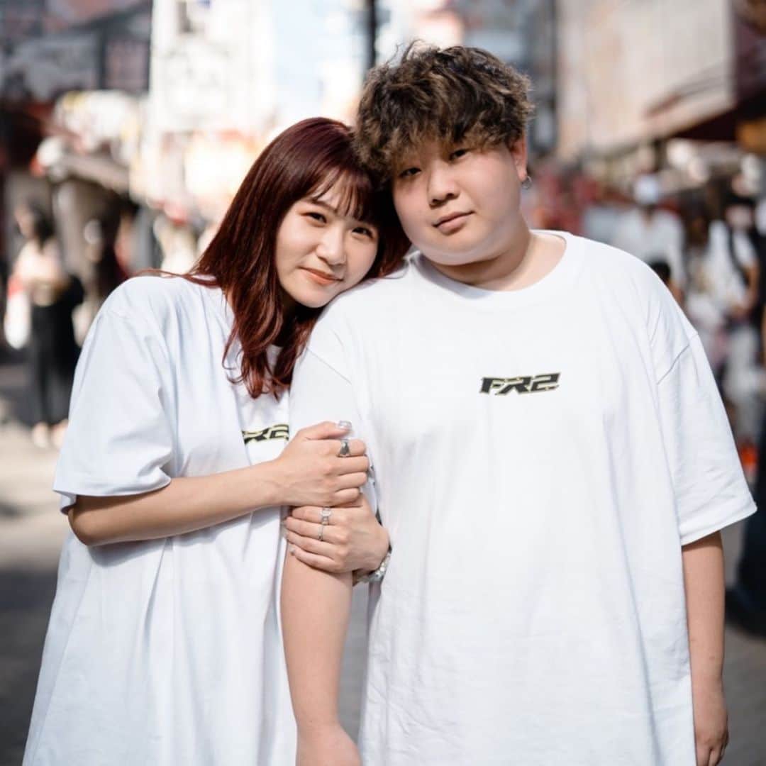 こう（夜のひと笑い）のインスタグラム：「おれら2人の写真がおっきい看板になってるらしいで！？ 唇の血色悪w 飲みすぎてゲロ吐いたあとやんw  9月4日(土) に、大阪/堀江に路面店がOPEN！ #FR2OSAKA 店舗情報 住所：大阪府大阪市西区南堀江1-12-21 TEL：06-6567-8699 営業時間：11時～20時」