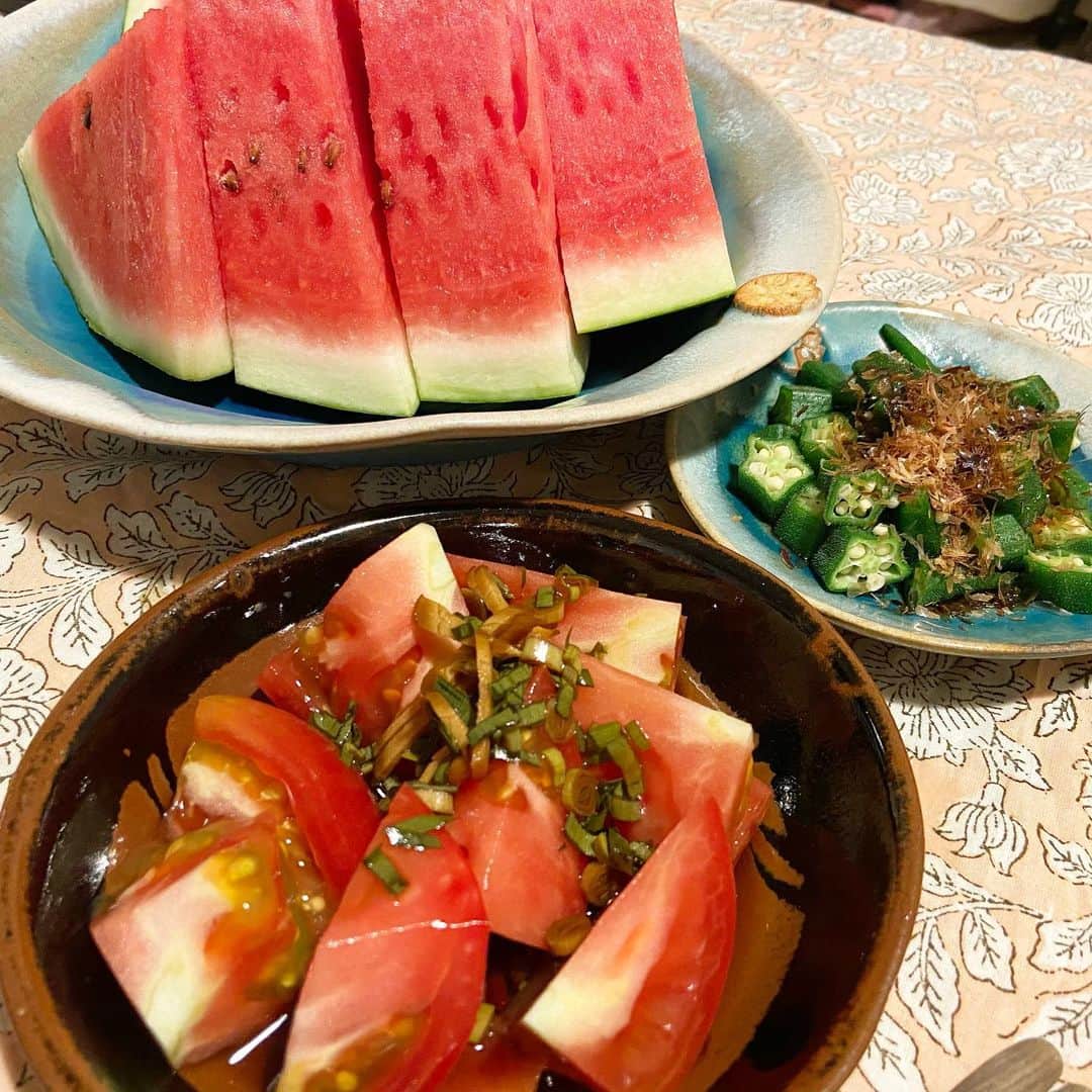 井上咲楽さんのインスタグラム写真 - (井上咲楽Instagram)「作る気力なくて、みずみずしいものを食べたかった日。 トマトにニタだれかけたものと茹でオクラ、スイカ🍉🤤」9月3日 21時54分 - bling2sakura