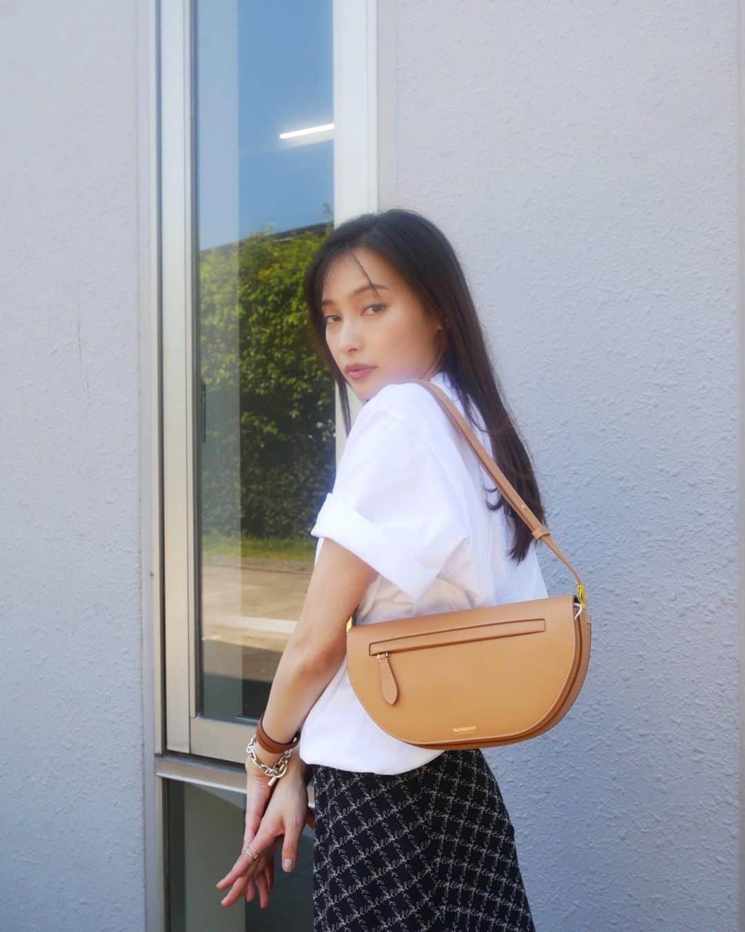 大政絢のインスタグラム：「#今日の絢服  今年の夏はタンクトップばかりだったな…寒くなってきたし袖ありもね😛 👜 #burberry  🌙🌙🌙  スカートも風で靡く柔らかさ🍃 #coel」