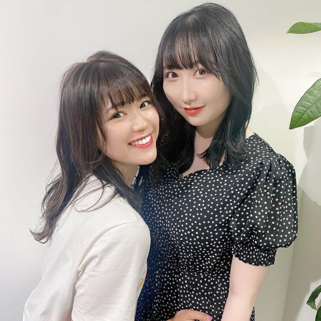 山内鈴蘭さんのインスタグラム写真 - (山内鈴蘭Instagram)「いつかの親友ちゃんと写真👩🏻‍🤝‍👩🏼💘 ． @naaaaotan  高校の時からだから…10年経ったね🤣 何かあれば報告しあって尊重しあえて 好きな事も似てて素でいられて いつも楽しい時間をありがとう💘 ． 喧嘩もするんだけどさ！！ けど、家族の域なんだよね。笑 本当私のわがままにいつも付き合ってくれて感謝感謝✖️100です🙇‍♀️🙇‍♀️🙇‍♀️🙇‍♀️🙇‍♀️💘 ． ． これからもよろしくね🥺 ． ． あ、早く美味しいご飯食べながら 一杯飲みたいよ😠🍻連絡しゅるね。笑 ． ． #親友 #同級生 #友達 #いつもありがとう #👩🏻‍🤝‍👩🏼 #仲良しさん #高校の同級生 #グラビア #勉強させて頂きます #おっぱい体操 #頑張ります 笑」9月3日 22時16分 - xxsuzuranxx