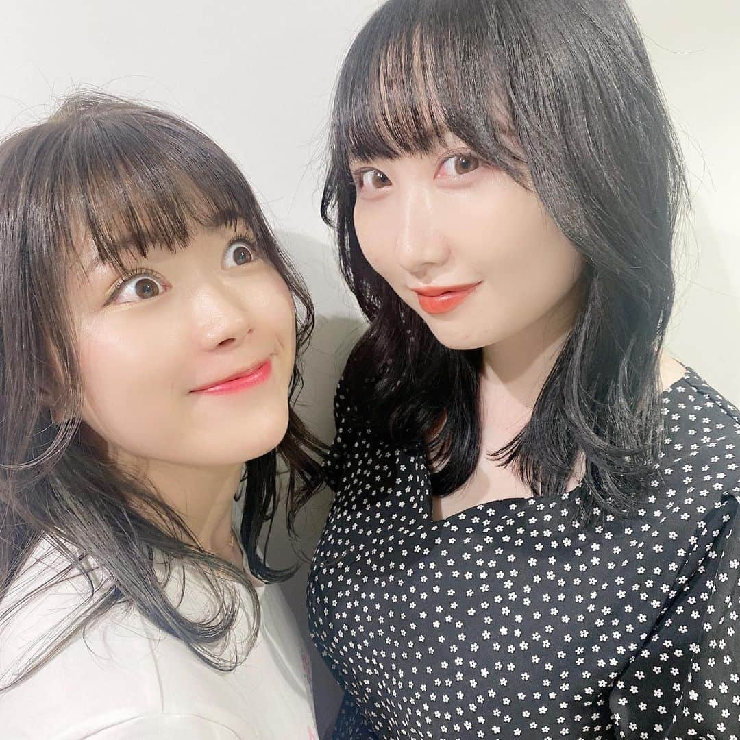 山内鈴蘭さんのインスタグラム写真 - (山内鈴蘭Instagram)「いつかの親友ちゃんと写真👩🏻‍🤝‍👩🏼💘 ． @naaaaotan  高校の時からだから…10年経ったね🤣 何かあれば報告しあって尊重しあえて 好きな事も似てて素でいられて いつも楽しい時間をありがとう💘 ． 喧嘩もするんだけどさ！！ けど、家族の域なんだよね。笑 本当私のわがままにいつも付き合ってくれて感謝感謝✖️100です🙇‍♀️🙇‍♀️🙇‍♀️🙇‍♀️🙇‍♀️💘 ． ． これからもよろしくね🥺 ． ． あ、早く美味しいご飯食べながら 一杯飲みたいよ😠🍻連絡しゅるね。笑 ． ． #親友 #同級生 #友達 #いつもありがとう #👩🏻‍🤝‍👩🏼 #仲良しさん #高校の同級生 #グラビア #勉強させて頂きます #おっぱい体操 #頑張ります 笑」9月3日 22時16分 - xxsuzuranxx