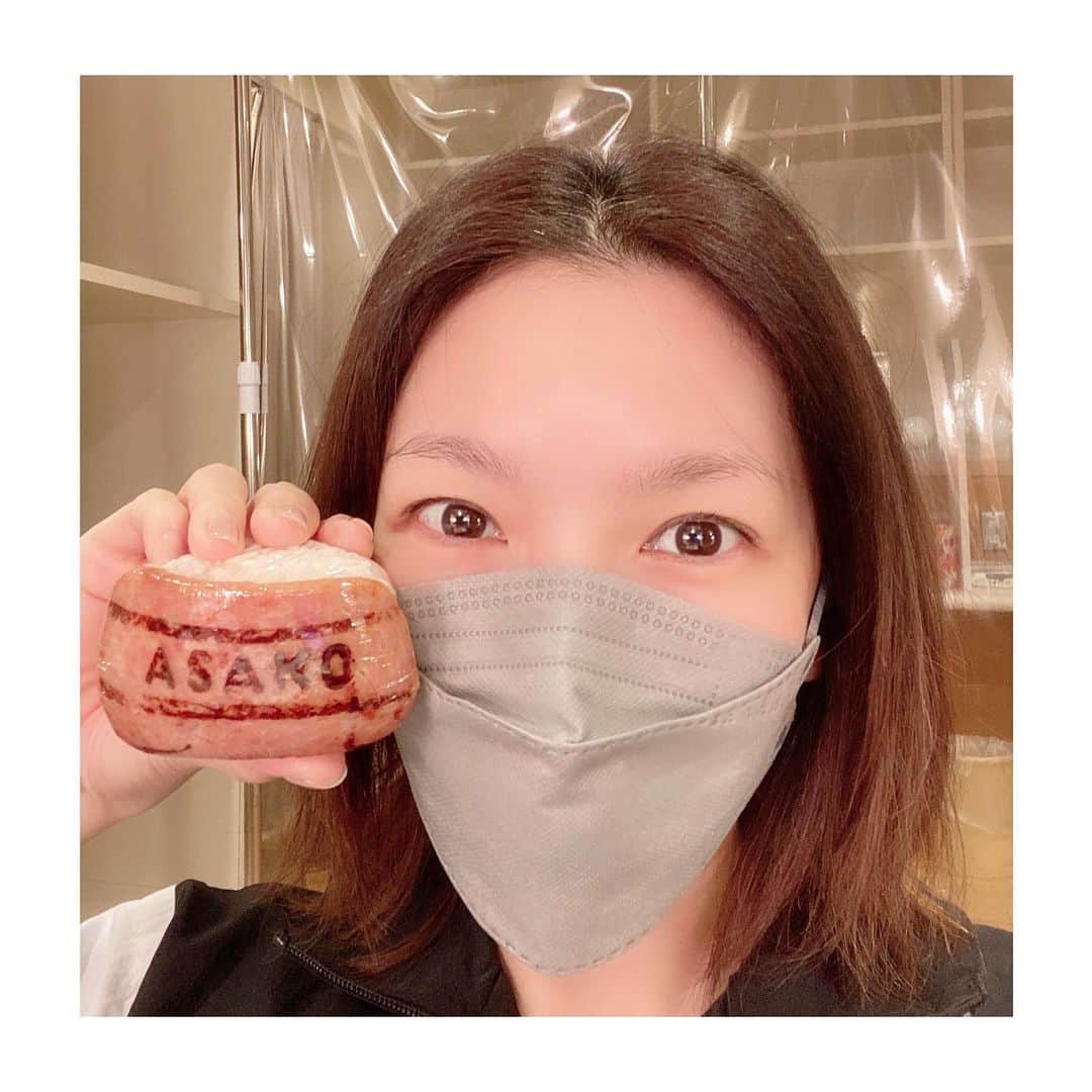 瀬奈じゅんさんのインスタグラム写真 - (瀬奈じゅんInstagram)「⁡ ⁡ 我らが座長・のんちゃんから、一人一人の名前入りのスパムおむすび！！ お心遣いに感謝です……。 ⁡ ホント、普段も舞台も、色々と完璧な男なのです……悔しいっ笑 (ご観劇下さった方なら、私のこの気持ちを分かって頂ける事と思います笑) ⁡ ⁡ #検察側の証人 #我らが座長 #小瀧望 さん #レナード #ちくしょー 笑 #瀬奈じゅん」9月3日 22時18分 - junsena_official