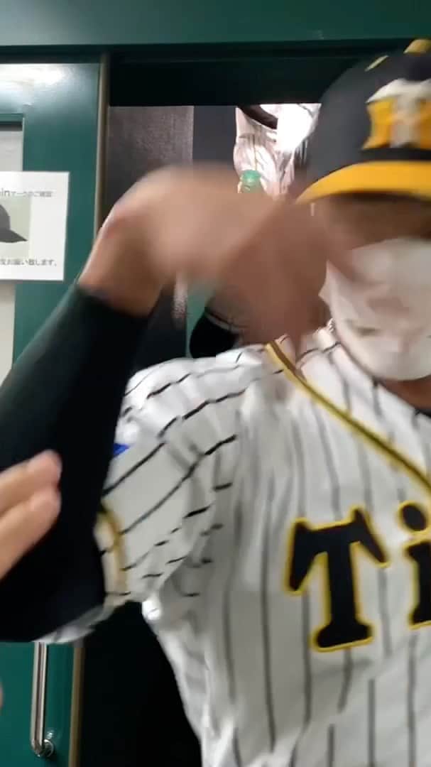 のインスタグラム：「今日の試合勝利のエアハイタッチ🤚✨  #勝利のエアハイタッチ #阪神タイガース#挑超頂」