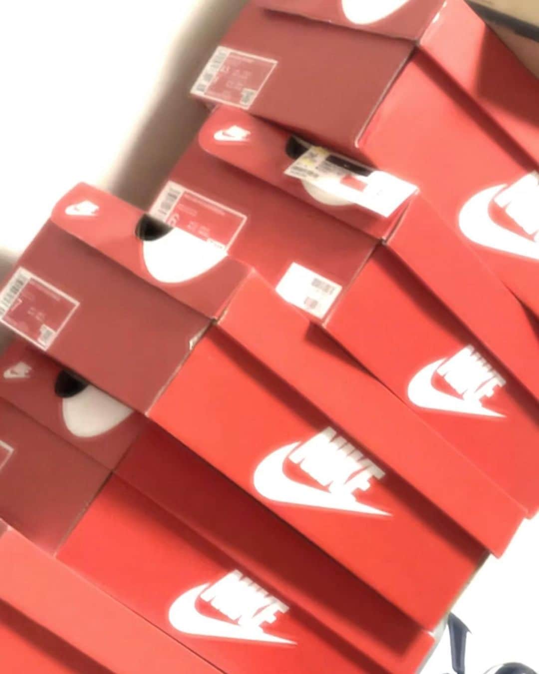 中野みやびのインスタグラム：「NIKE🔥🔥🔥   #NIKE  #シューズ  #ナイキ  #靴  #dunk  #ダンク  #95  #airmax  #ジョーダン1  #ジョーダン4  #かわいい  #cute  #趣味  #タワー  #箱  #中野みやび」