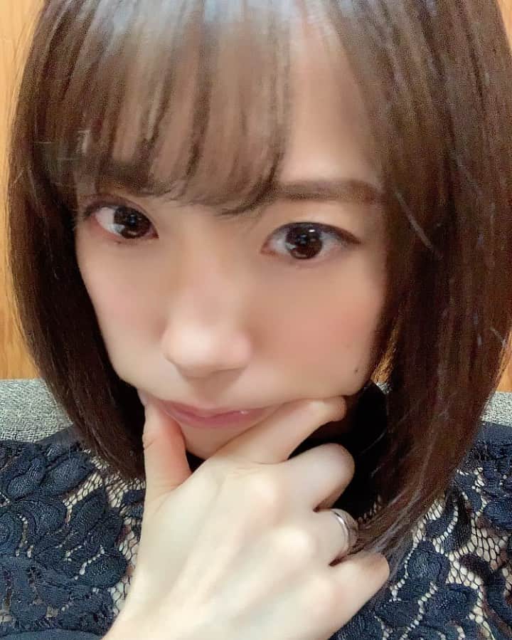 のインスタグラム：「朝から撮影しております🥺🖤 何時に終わるんでしょうか？！ 睡魔に負けそうですが頑張ります🤜🤛」