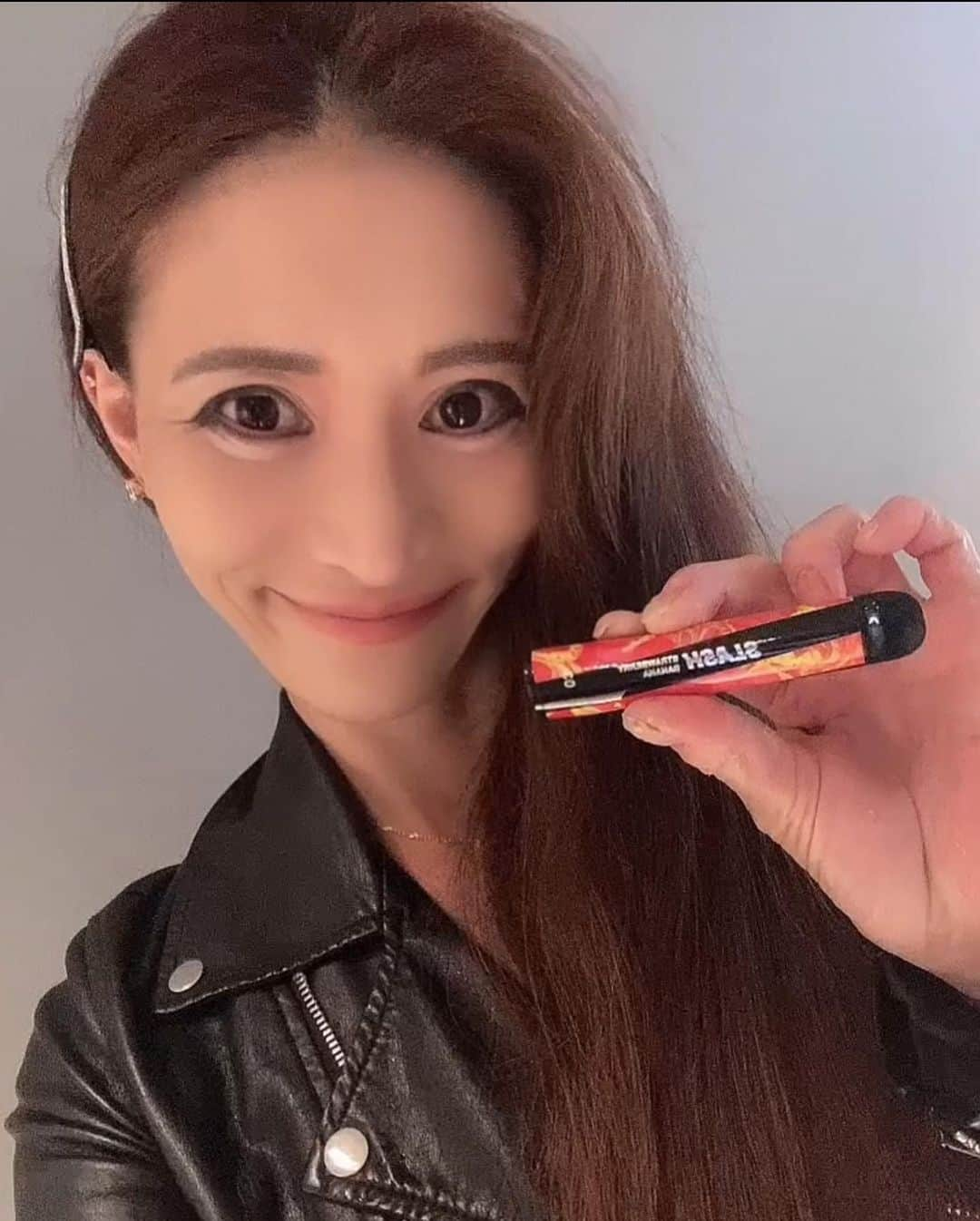 ささきえりのインスタグラム：「2,200円で販売している 持ち運びシーシャ「SLASH」✨  @slash_vape_com   クーポンコード▷SLASH77  strawberry banana ・ ・ SLASH公式サイト https://slash-vape.com  Good Communications株式会社#SLASH  「人生に/（SLASH）を。」  コンセプトにニコチンフリー タールフリーでタバコ特有の匂い無し、✨ ・ ・ 誰でも楽しめる「SLASH」が誕生しました！ ・ ・ 平均約1600回吸引可能（パフ）紙巻きタバコ約8箱相当分！😆 ・ ・ タバコをやめた方でも、ニコチン0 タール0で非喫煙者の方もご利用いただけます。  ・ ・ たばこ特有の臭いがないため、部屋や移動中の車の中、 お酒のお供、好きな人とのデートの合間など ・ ・. 利用シーンを選ばず使用することができる電子タバコが2200円💖 #電子タバコ #健康管理 #健康 #slash  #フレーバー #instagram  #instagramers  #influencer  #インフルエンサー」