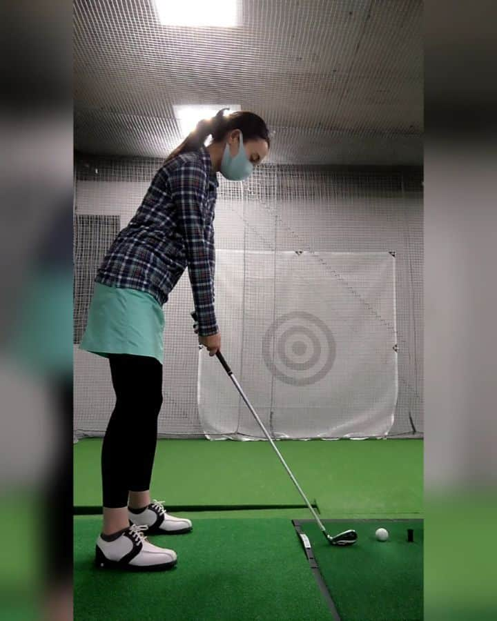 佐々木実季のインスタグラム：「頭上がりやすいので、顔の向き右斜前キープを意識🏌‍♂なかなか上手くできないなー💦最後よろけて笑ってるし😅 #ゴルフレッスン #ゴルフ練習 #7i #アームローテーション #練習練習 #ゴルフ #⛳ #ゴルフ大好き #ゴルフ女子 #🏌#ゴルフ上手くなりたい #ゴルフ好きな人と繋がりたい #ゴルフ女子と繋がりたい #golf #lovegolf #ゴルフ免許証 #ゴルフ免許証アンバサダー」