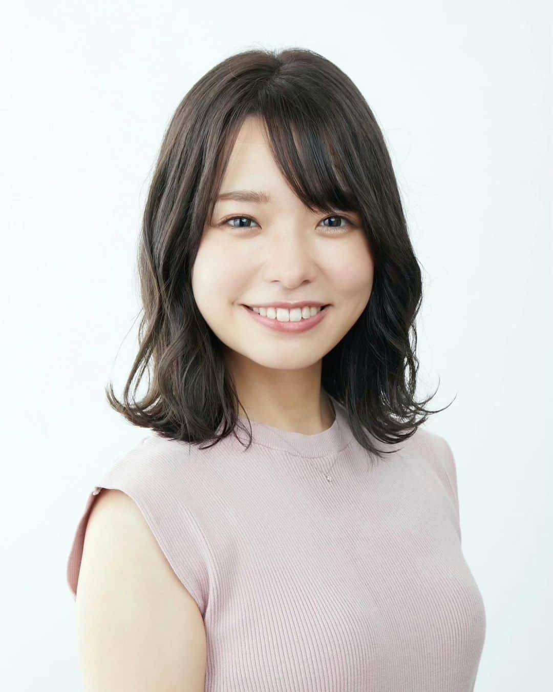 濱村春香のインスタグラム：「. 宣材写真が新しくなりました！ 結局前髪ありの方が落ち着くなぁってことで💇‍♀️ ⁡ 他にも選ばれなかったのがあるので ファンクラブに載せますね🙌🏻  #ホリプロ #horipro #フリーアナウンサー #キャスター #リポーター」