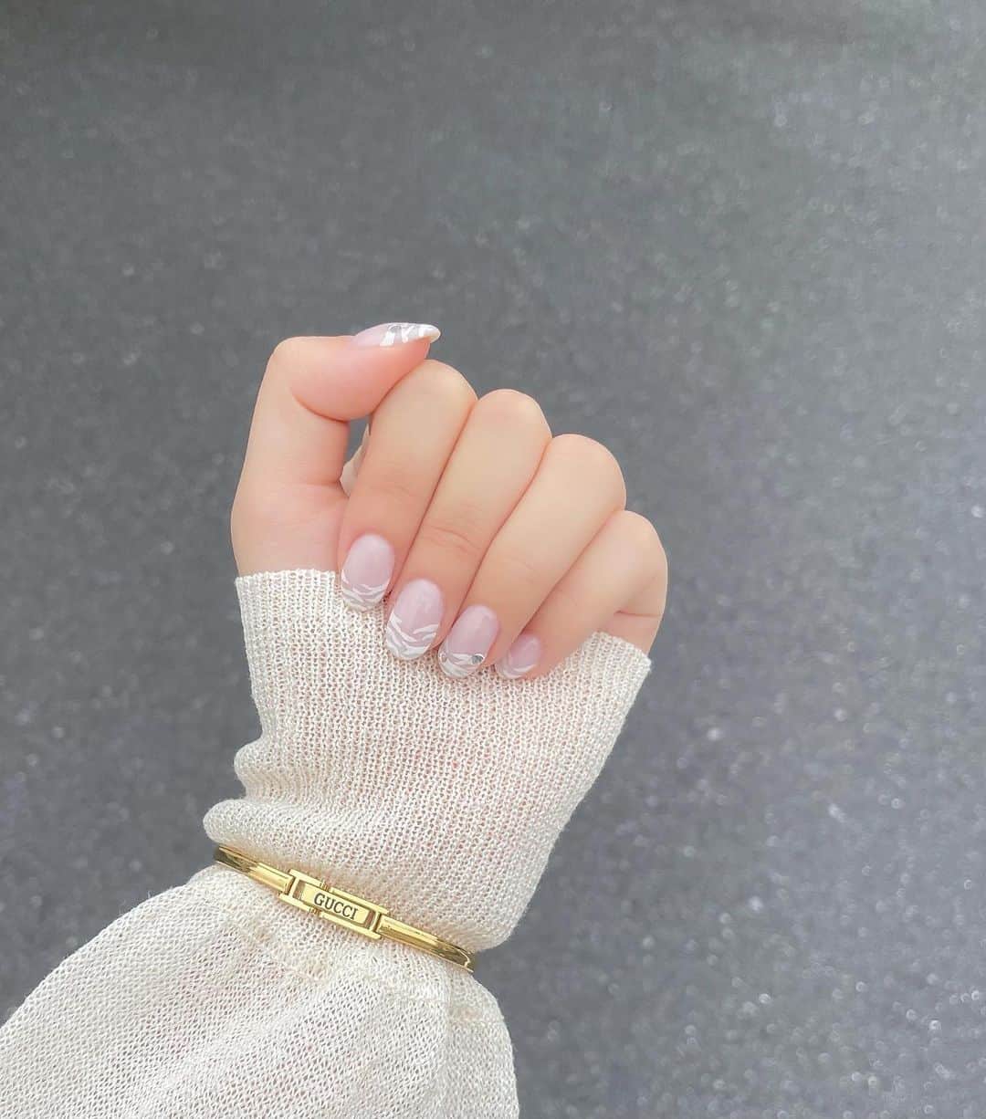 伊藤小春のインスタグラム：「肌寒くなってきましたね🌨 ⁡ 家を出た瞬間「さっむ！？」ってなって 半袖から長袖に着替えに戻りました ⁡ ⁡ さ！ONE PIECE100巻よんで寝る！」