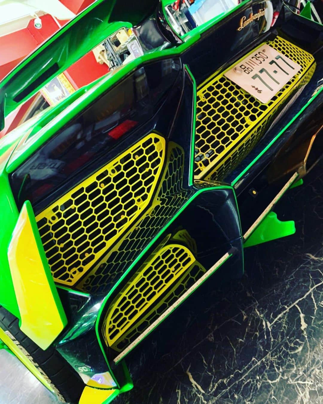 諸星伸一のインスタグラム：「⭐️There's no end to Lamborghini customization.⭐️  We customized the mesh part of the anniversario from gold plating to fluorescent yellow and carbon pattern transfer.  The two mesh panels under the rear are not original, so I made them.  #lamborghini#aniversario#50th#世界限定100台#日本上陸一号車#アニヴェルサリオ#一番星号#aniversário#morohoshi#shinichi#shinichimorohoshi#powerclaft#lexani#procomposite#shanshan#rockford#gangman#swarovski#awacchi#wrapping#fightingstar#ランボルギーニ#車高短#ファイティングスター#カスタム#design#デザイン#諸星伸一」