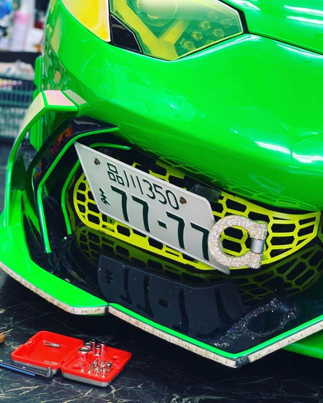 諸星伸一さんのインスタグラム写真 - (諸星伸一Instagram)「⭐️There's no end to Lamborghini customization.⭐️  We customized the mesh part of the anniversario from gold plating to fluorescent yellow and carbon pattern transfer.  The two mesh panels under the rear are not original, so I made them.  #lamborghini#aniversario#50th#世界限定100台#日本上陸一号車#アニヴェルサリオ#一番星号#aniversário#morohoshi#shinichi#shinichimorohoshi#powerclaft#lexani#procomposite#shanshan#rockford#gangman#swarovski#awacchi#wrapping#fightingstar#ランボルギーニ#車高短#ファイティングスター#カスタム#design#デザイン#諸星伸一」9月3日 22時49分 - morohoshi7777