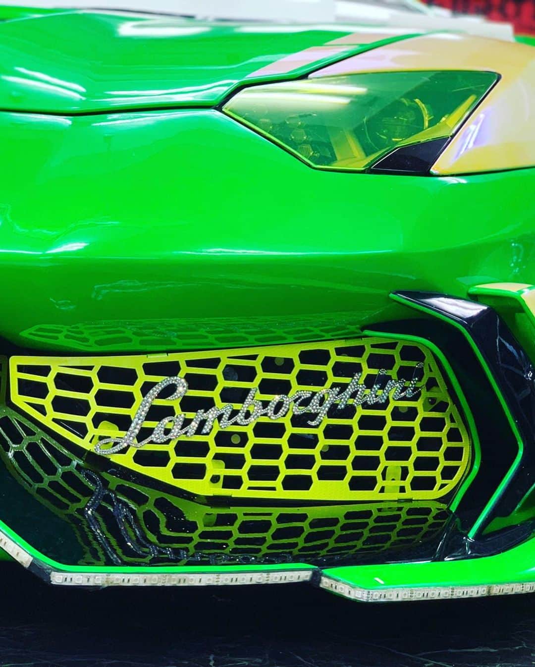諸星伸一さんのインスタグラム写真 - (諸星伸一Instagram)「⭐️There's no end to Lamborghini customization.⭐️  We customized the mesh part of the anniversario from gold plating to fluorescent yellow and carbon pattern transfer.  The two mesh panels under the rear are not original, so I made them.  #lamborghini#aniversario#50th#世界限定100台#日本上陸一号車#アニヴェルサリオ#一番星号#aniversário#morohoshi#shinichi#shinichimorohoshi#powerclaft#lexani#procomposite#shanshan#rockford#gangman#swarovski#awacchi#wrapping#fightingstar#ランボルギーニ#車高短#ファイティングスター#カスタム#design#デザイン#諸星伸一」9月3日 22時49分 - morohoshi7777