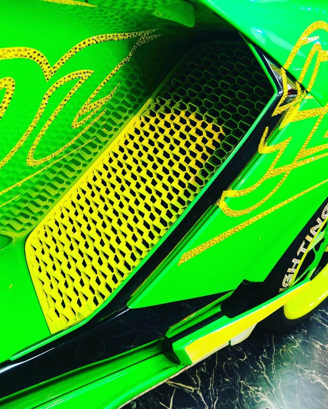 諸星伸一さんのインスタグラム写真 - (諸星伸一Instagram)「⭐️There's no end to Lamborghini customization.⭐️  We customized the mesh part of the anniversario from gold plating to fluorescent yellow and carbon pattern transfer.  The two mesh panels under the rear are not original, so I made them.  #lamborghini#aniversario#50th#世界限定100台#日本上陸一号車#アニヴェルサリオ#一番星号#aniversário#morohoshi#shinichi#shinichimorohoshi#powerclaft#lexani#procomposite#shanshan#rockford#gangman#swarovski#awacchi#wrapping#fightingstar#ランボルギーニ#車高短#ファイティングスター#カスタム#design#デザイン#諸星伸一」9月3日 22時49分 - morohoshi7777