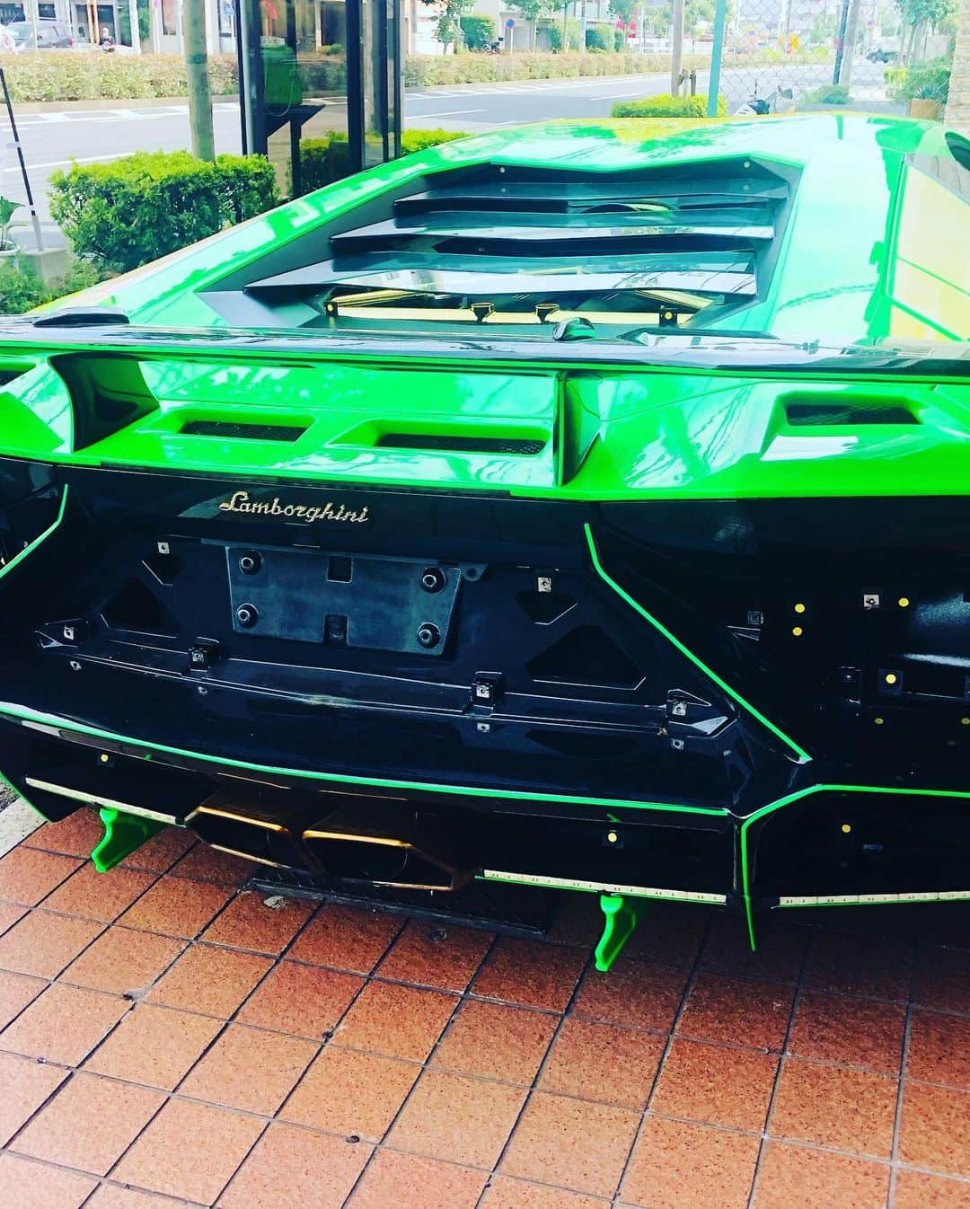 諸星伸一さんのインスタグラム写真 - (諸星伸一Instagram)「⭐️There's no end to Lamborghini customization.⭐️  We customized the mesh part of the anniversario from gold plating to fluorescent yellow and carbon pattern transfer.  The two mesh panels under the rear are not original, so I made them.  #lamborghini#aniversario#50th#世界限定100台#日本上陸一号車#アニヴェルサリオ#一番星号#aniversário#morohoshi#shinichi#shinichimorohoshi#powerclaft#lexani#procomposite#shanshan#rockford#gangman#swarovski#awacchi#wrapping#fightingstar#ランボルギーニ#車高短#ファイティングスター#カスタム#design#デザイン#諸星伸一」9月3日 22時49分 - morohoshi7777