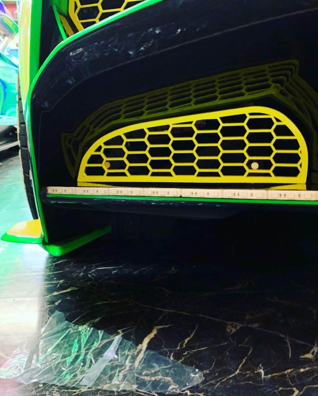 諸星伸一さんのインスタグラム写真 - (諸星伸一Instagram)「⭐️There's no end to Lamborghini customization.⭐️  We customized the mesh part of the anniversario from gold plating to fluorescent yellow and carbon pattern transfer.  The two mesh panels under the rear are not original, so I made them.  #lamborghini#aniversario#50th#世界限定100台#日本上陸一号車#アニヴェルサリオ#一番星号#aniversário#morohoshi#shinichi#shinichimorohoshi#powerclaft#lexani#procomposite#shanshan#rockford#gangman#swarovski#awacchi#wrapping#fightingstar#ランボルギーニ#車高短#ファイティングスター#カスタム#design#デザイン#諸星伸一」9月3日 22時49分 - morohoshi7777
