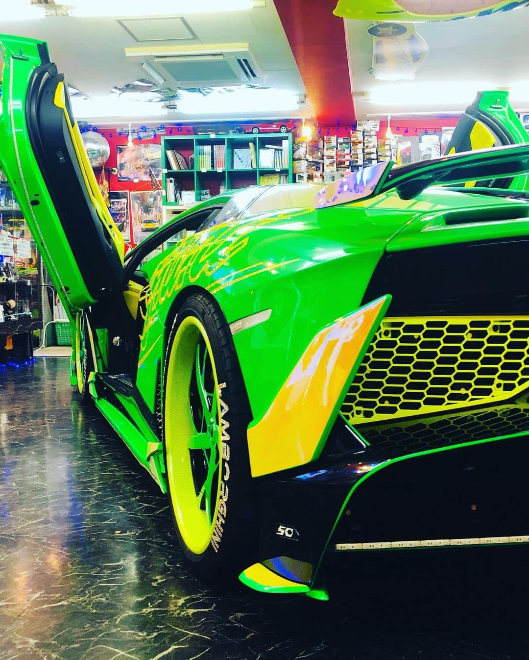 諸星伸一さんのインスタグラム写真 - (諸星伸一Instagram)「⭐️There's no end to Lamborghini customization.⭐️  We customized the mesh part of the anniversario from gold plating to fluorescent yellow and carbon pattern transfer.  The two mesh panels under the rear are not original, so I made them.  #lamborghini#aniversario#50th#世界限定100台#日本上陸一号車#アニヴェルサリオ#一番星号#aniversário#morohoshi#shinichi#shinichimorohoshi#powerclaft#lexani#procomposite#shanshan#rockford#gangman#swarovski#awacchi#wrapping#fightingstar#ランボルギーニ#車高短#ファイティングスター#カスタム#design#デザイン#諸星伸一」9月3日 22時49分 - morohoshi7777
