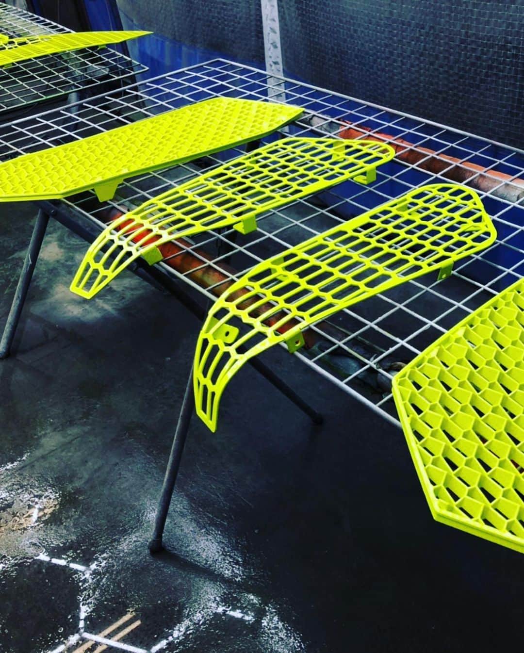 諸星伸一さんのインスタグラム写真 - (諸星伸一Instagram)「⭐️There's no end to Lamborghini customization.⭐️  We customized the mesh part of the anniversario from gold plating to fluorescent yellow and carbon pattern transfer.  The two mesh panels under the rear are not original, so I made them.  #lamborghini#aniversario#50th#世界限定100台#日本上陸一号車#アニヴェルサリオ#一番星号#aniversário#morohoshi#shinichi#shinichimorohoshi#powerclaft#lexani#procomposite#shanshan#rockford#gangman#swarovski#awacchi#wrapping#fightingstar#ランボルギーニ#車高短#ファイティングスター#カスタム#design#デザイン#諸星伸一」9月3日 22時49分 - morohoshi7777