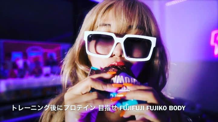MINMIのインスタグラム：「beatjack! 既にリリースされたトラックに乗っけて歌っちゃうやつ。こんなお遊びみんなクラブ系アーティストは一度はやっちゃうやつ♡ つづきはキラたんのYouTubeで♡ @kirarhy  #cabedge 🥬❤️  #savage #改めcabedge笑 #セクシーソングではない笑 #beatjack好き大好きむしろ #versace とか　#gucci とか　でなく　#キャベッジ #うんそこがポイントだねwww」